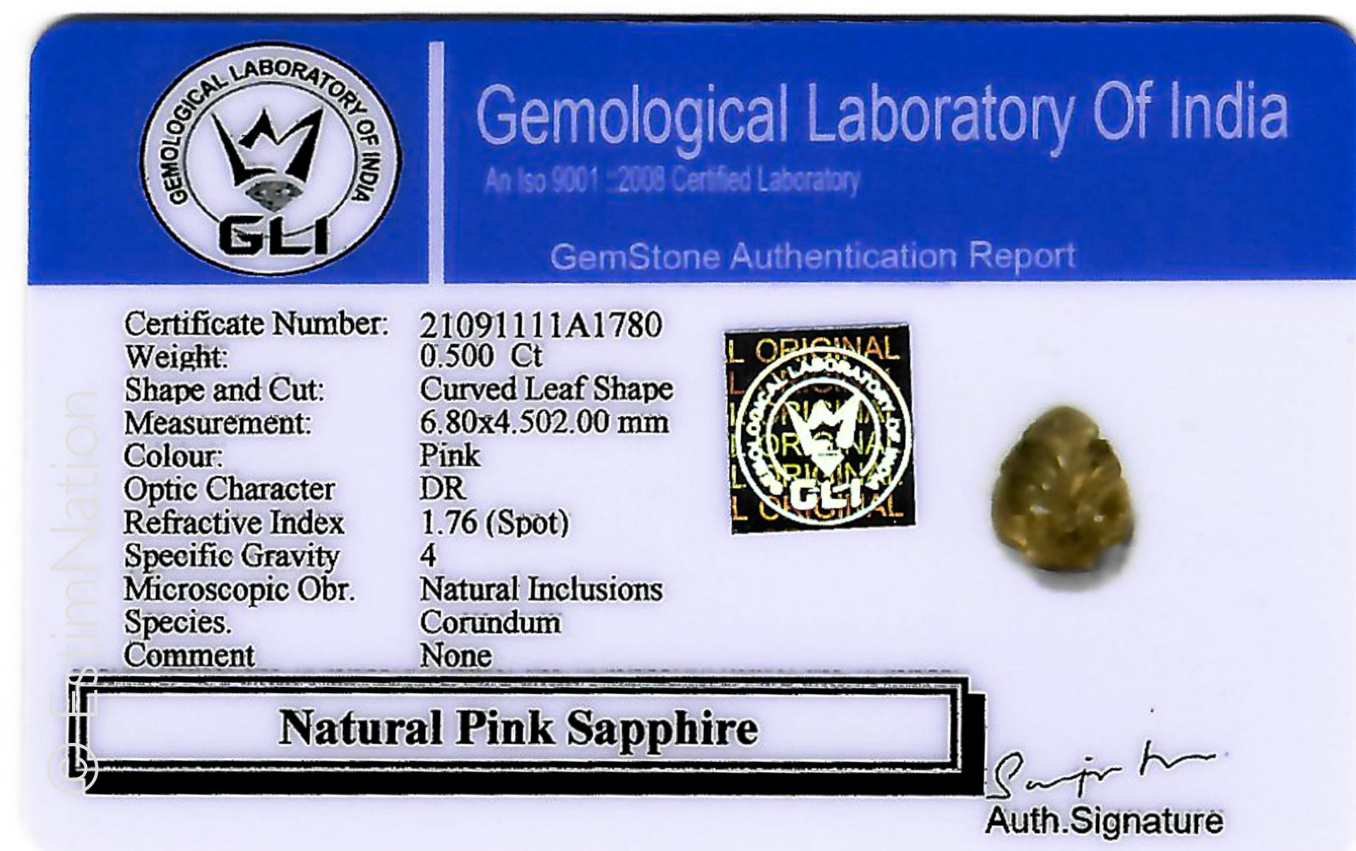 SAPHIR ROSE SCULPTÉ SOUS SCELLÉ 印章下有一颗粉色蓝宝石，雕有叶子装饰。尺寸：6.80 x 4.50毫米左右。重量：约0.50克拉&hellip;