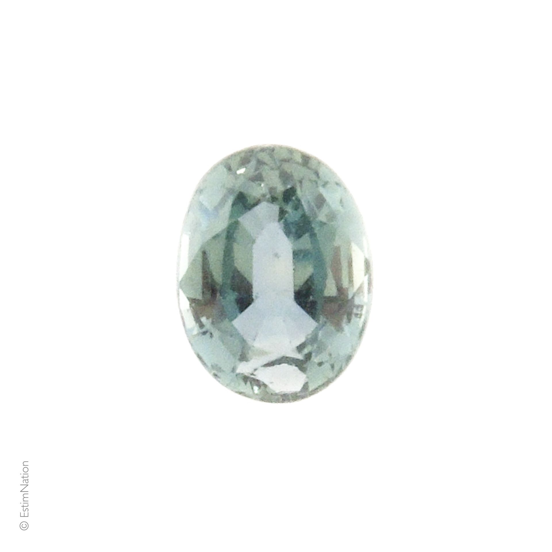 SAPHIR 1.02 CARAT 天然切面的蓝绿色椭圆蓝宝石，重约1.02克拉。

尺寸：6.51 x 4.93 x 3.27毫米。



附有美国国际宝石实&hellip;
