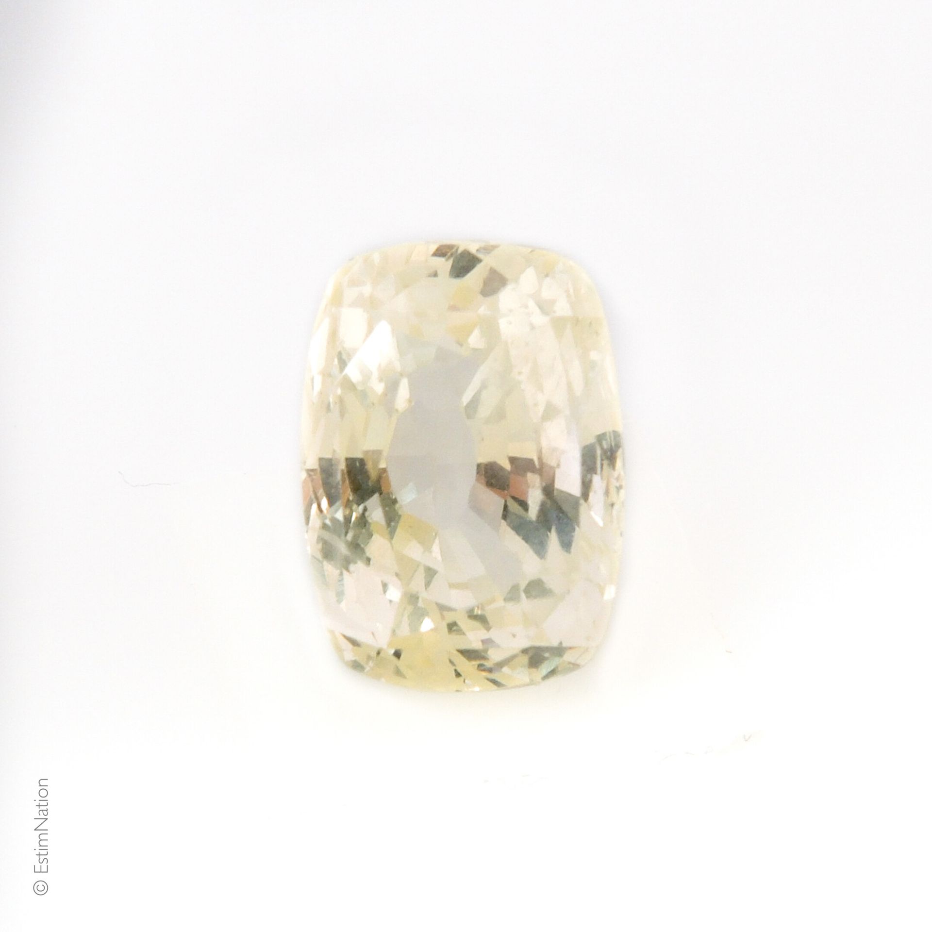 SAPHIR 5.68 CARAT 黄色刻面枕形切割蓝宝石，重约5.68克拉。

尺寸：10.61 x 7.56 x 6.82毫米。



附有美国国际宝石实验&hellip;