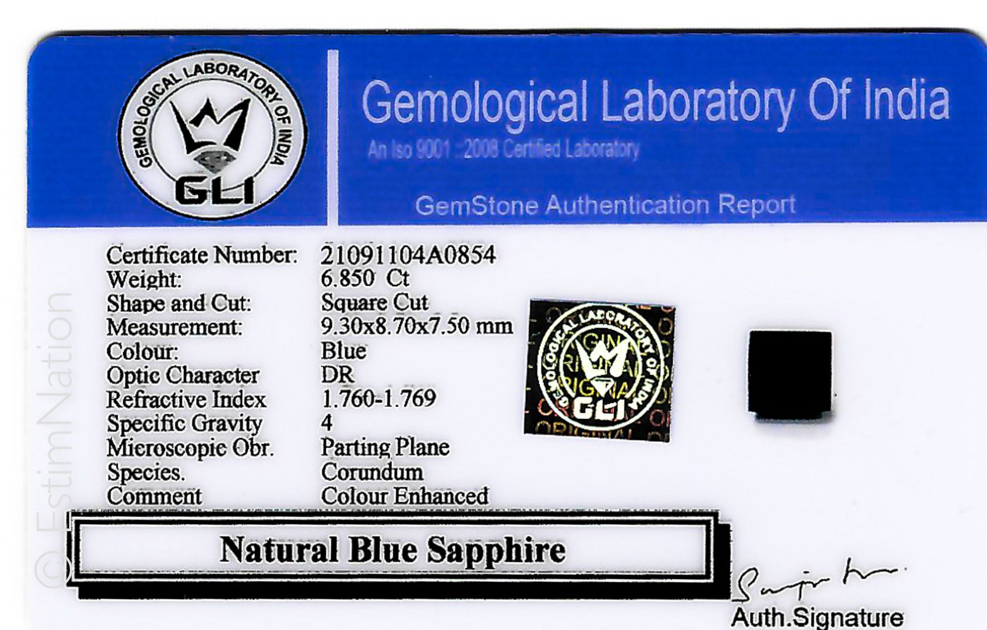 BRUT DE SAPHIR SOU SCELLÉ 印章下的蓝宝石原石，长方形，有切割面。尺寸：9.30 x 8.70 x 7.50毫米左右。重量：约6.85克&hellip;