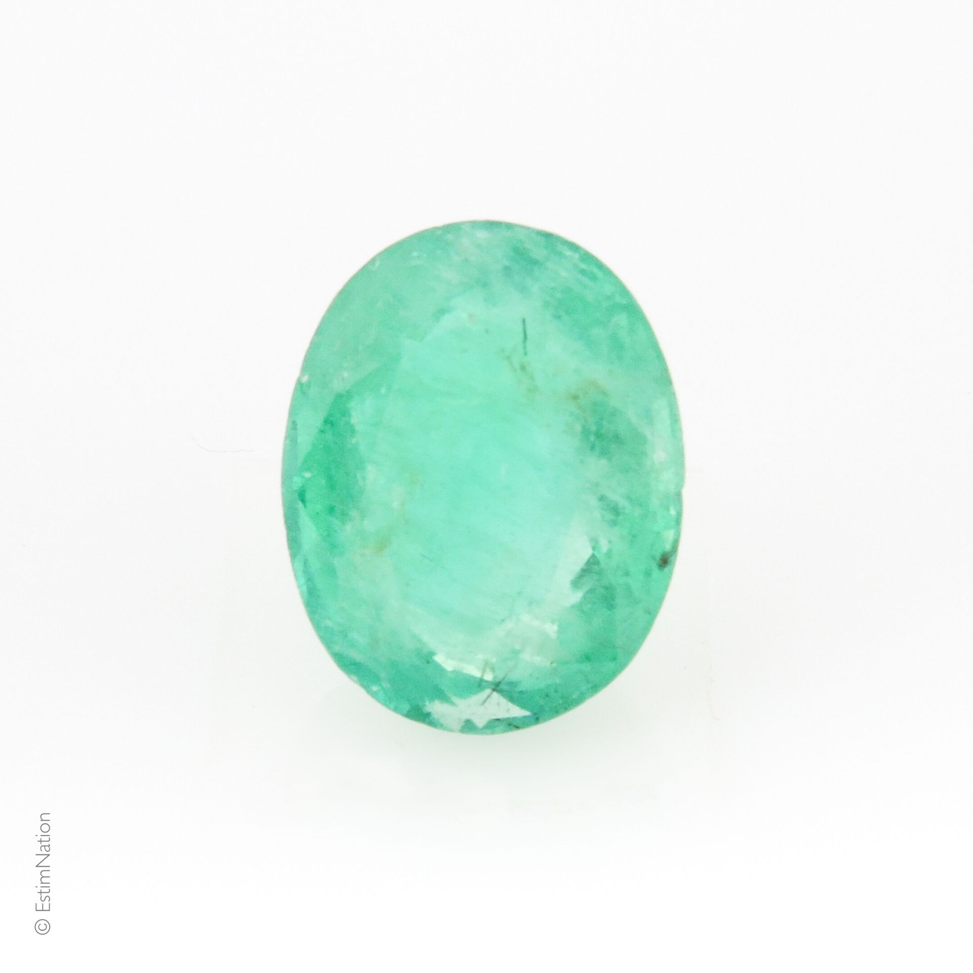 EMERAUDE 4.25 CARATS Oval faceted emerald weighing approximately 4.25 carat. 

D&hellip;