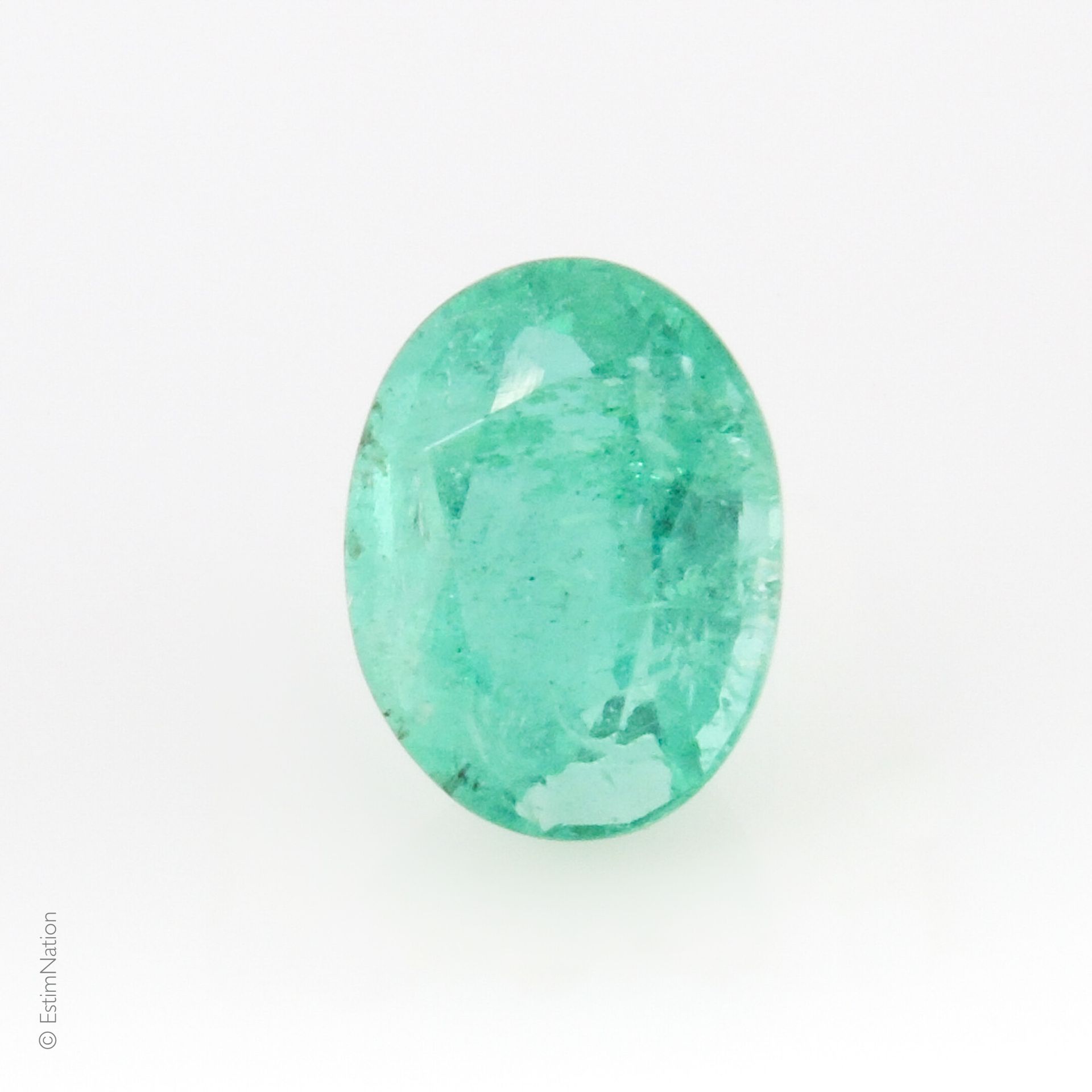 EMERAUDE 2.32 CARAT Oval faceted emerald weighing approximately 2.32 carat. 

Di&hellip;
