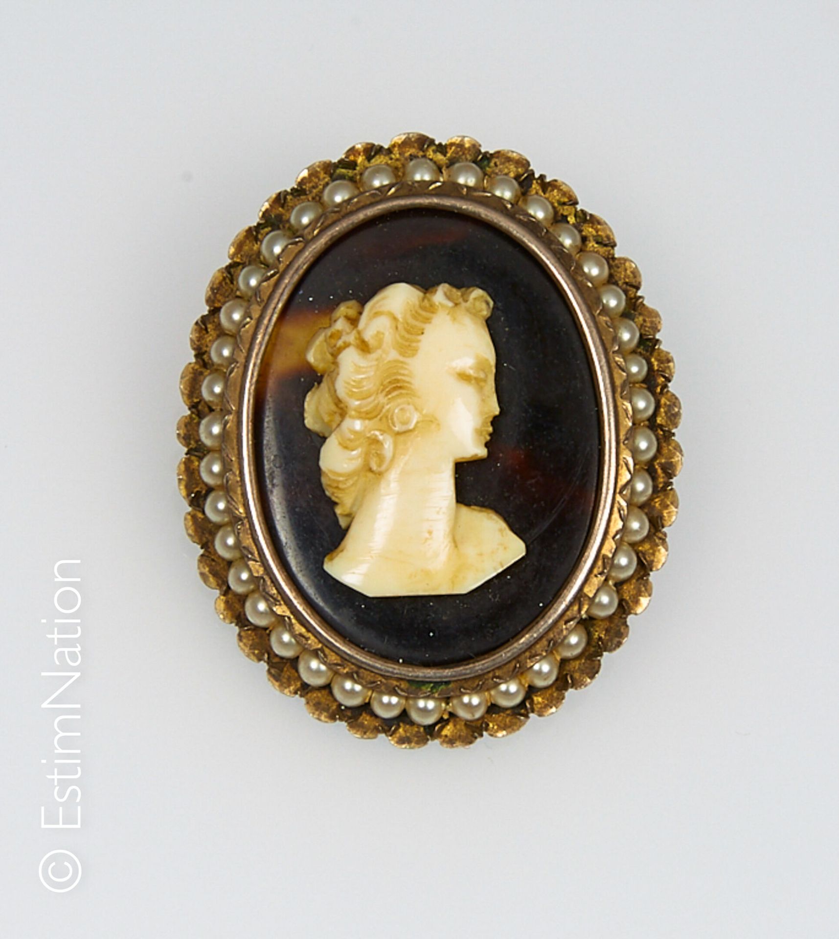 Medaillon Médaillon ovale en argent 800/°° à décor d'un profil féminin en os app&hellip;