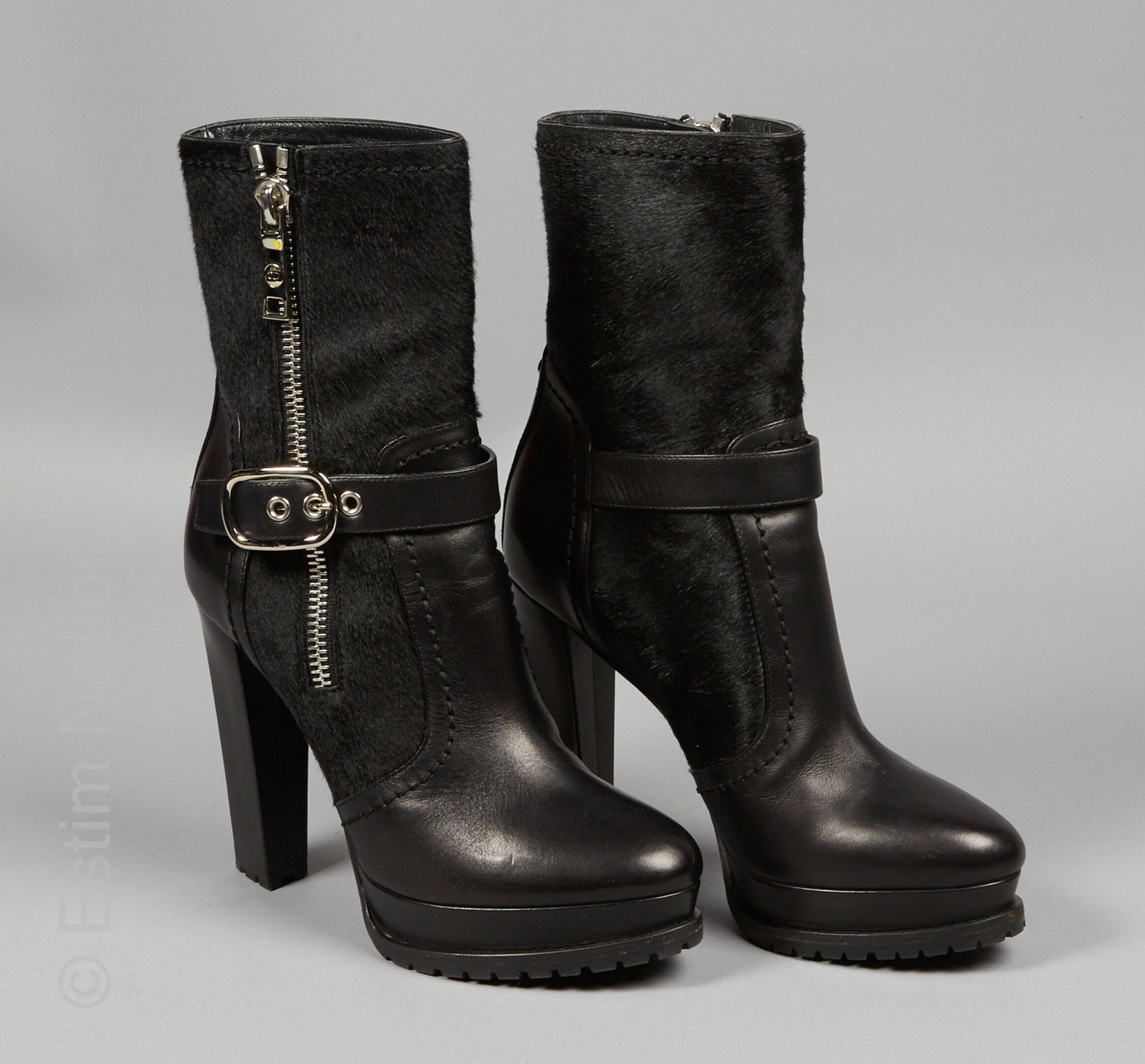 CHRISTIAN DIOR PAIRE DE BOTTES à plateformes en cuir et veau façon poulain noir,&hellip;