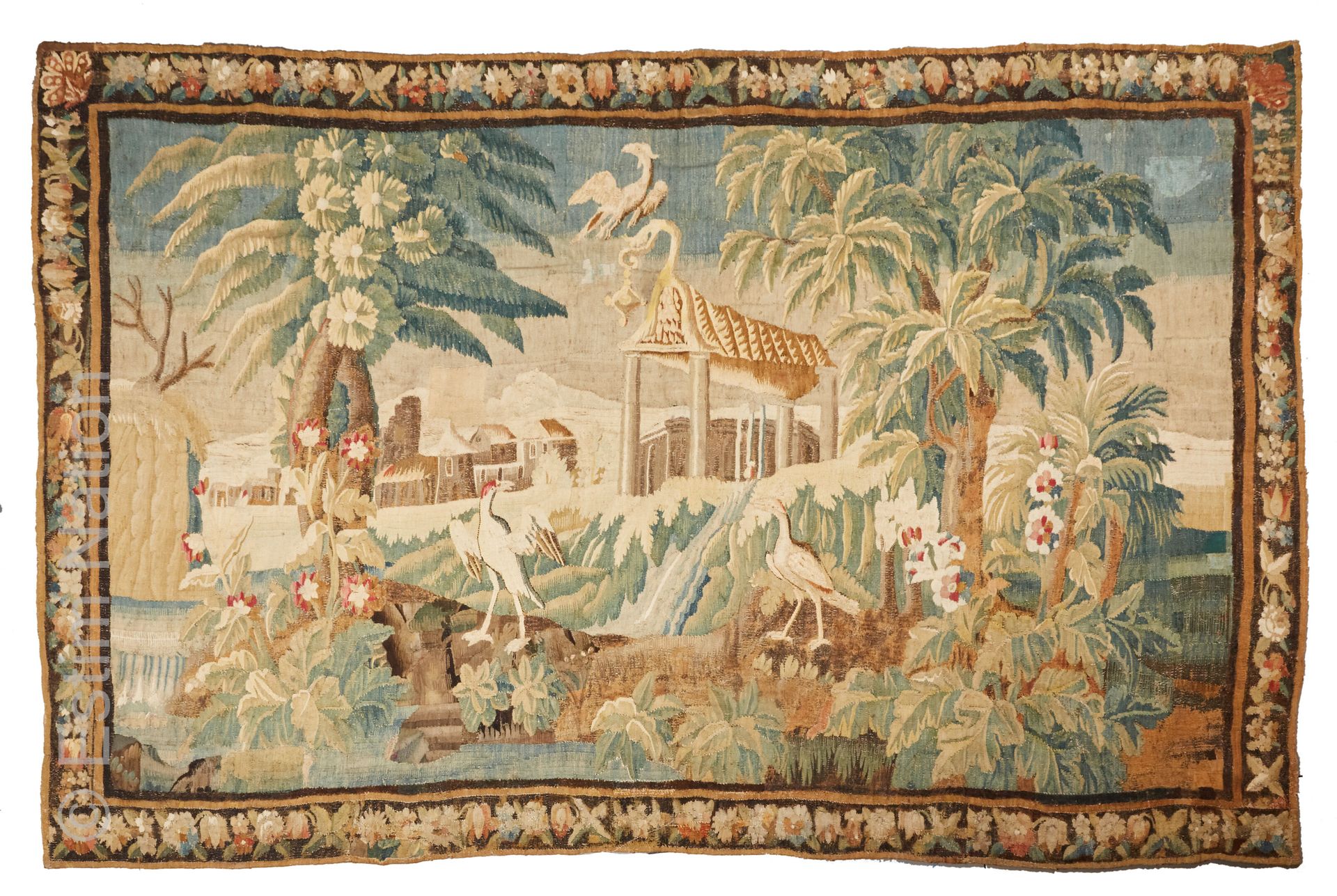 AUBUSSON - TAPISSERIE AUBUSSON



羊毛挂毯在异国风景中装饰着仙鹤，背景是一座东方寺庙和一个村庄。棕色的边框上装饰着花和水果的门&hellip;