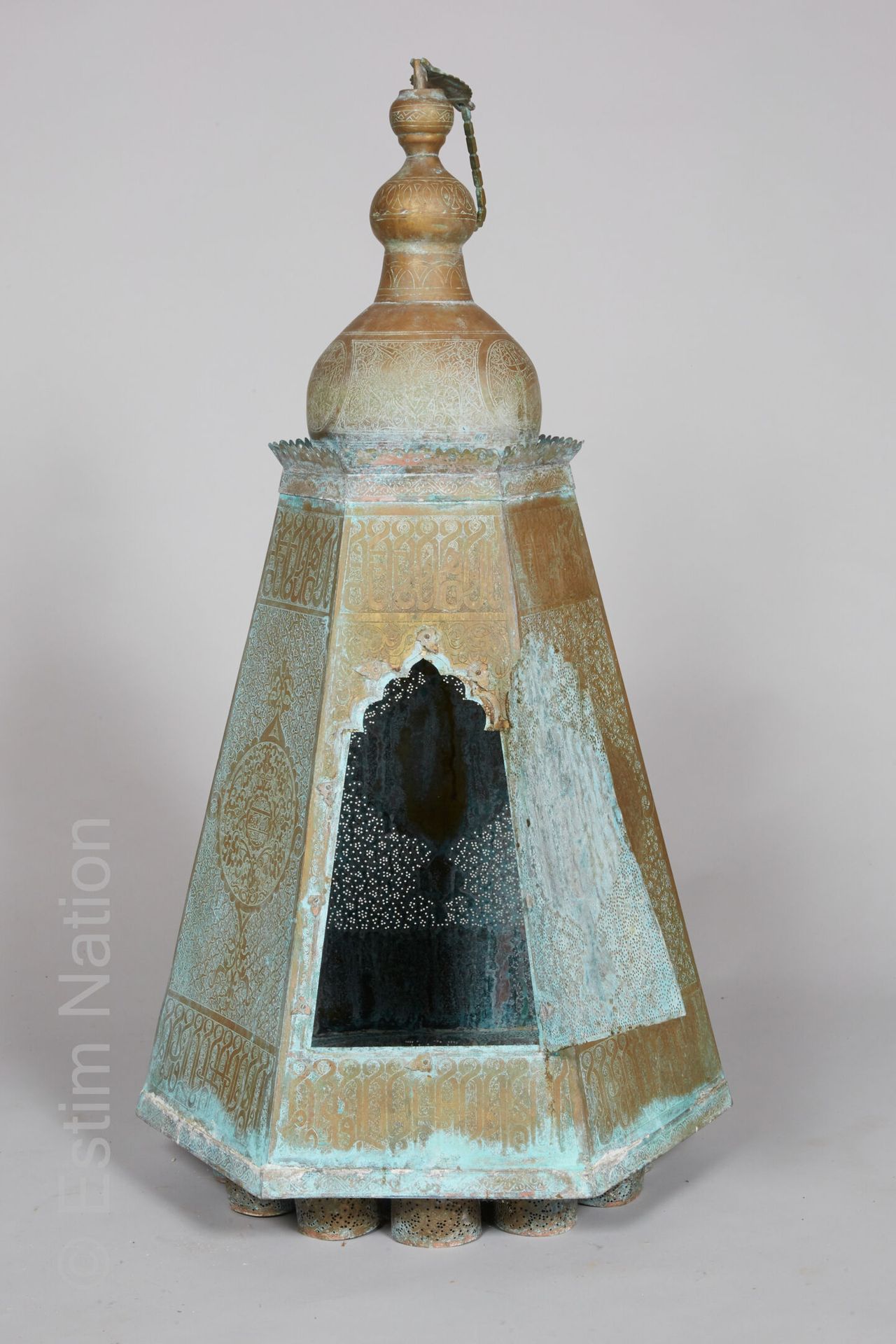 ART ISLAMIQUE 
圭亚那











一盏大型的镂空黄铜清真寺灯，顶部有一个由栏杆图案固定的钩子，装饰有圆形的奖章，上面有卷轴和风格化的铭&hellip;