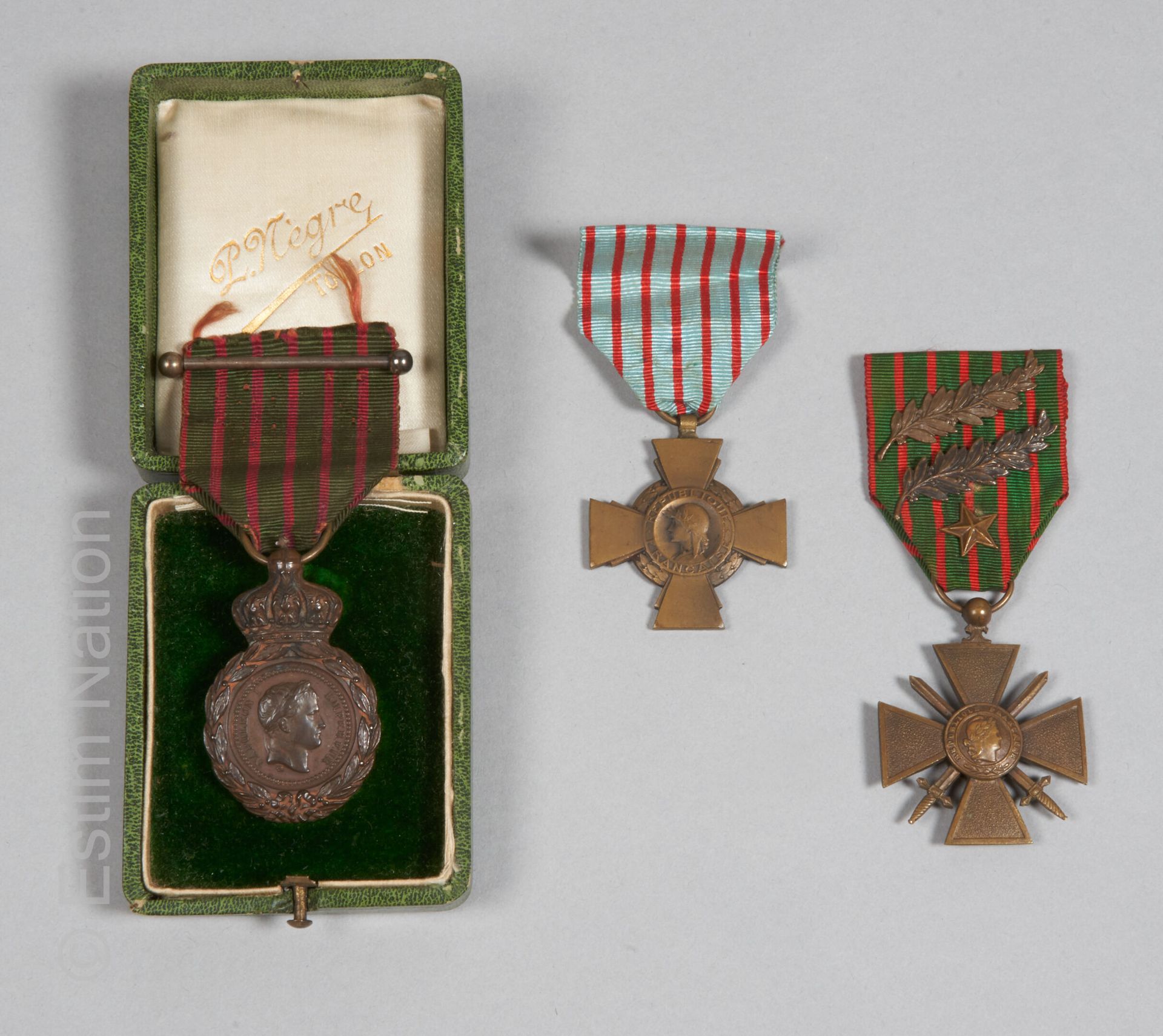 MÉDAILLES Ensemble comprenant : 

- Médaille commémorative de Saint-Hélène en br&hellip;