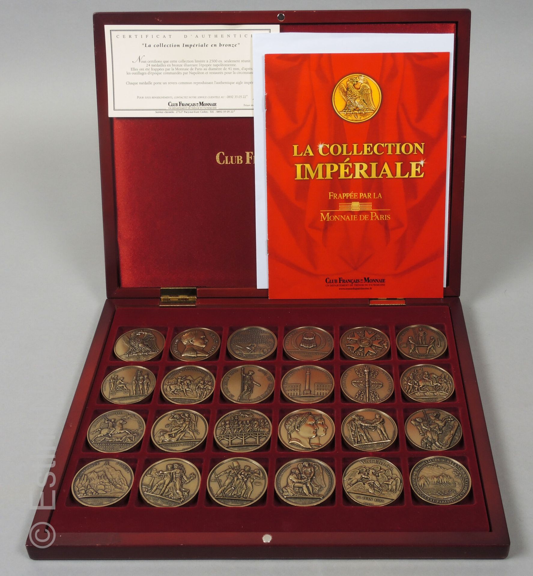 CLUB FRANCAIS DE LA MONNAIE 拿破仑，帝国收藏



在一个模拟桃花心木的木盒中，收集了24枚铜制凹槽奖章，说明了皇帝的生活。

带有&hellip;