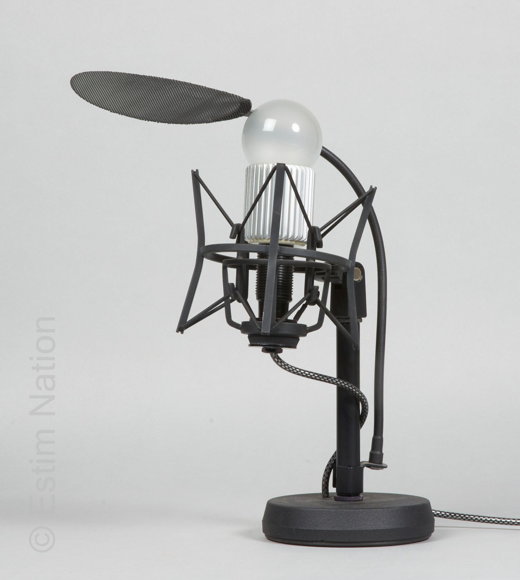 DESIGN K&M GERMANY



Lampe de bureau en métal laqué noir, l'ampoule retenue par&hellip;