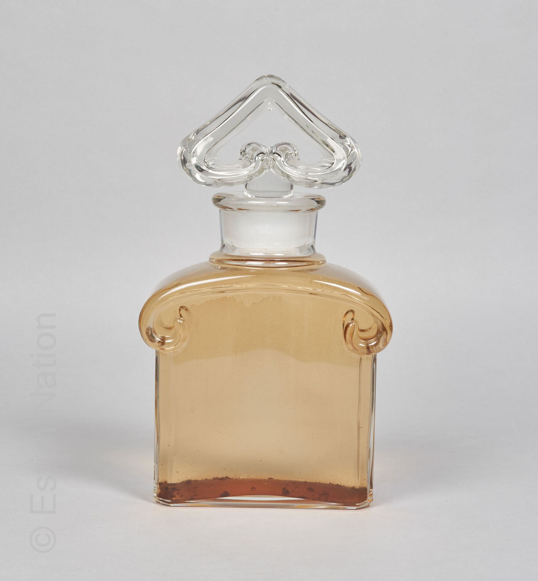 PARFUMS - GUERLAIN 巴黎格莱恩



大型模制玻璃瓶，型号为 "Quatre volutes"，瓶塞模拟一个倒置的心脏。

签名在脚下成型。
&hellip;