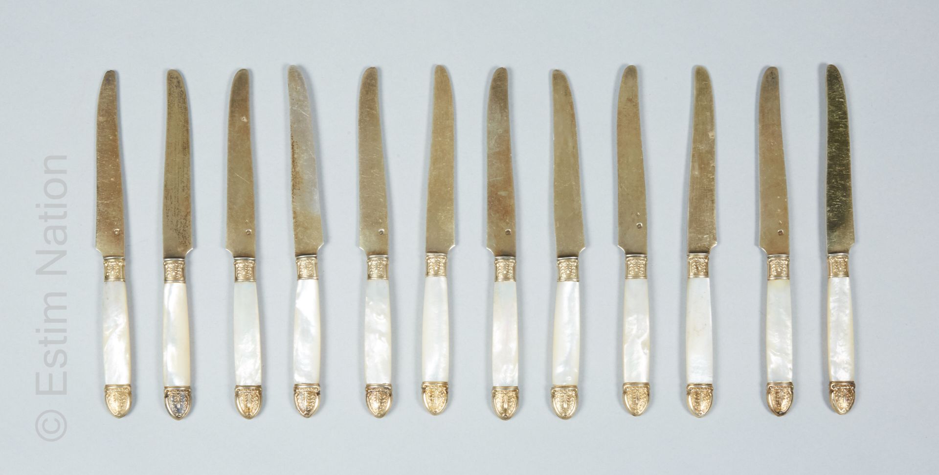 ARGENTERIE In a box: 



Set of twelve knives and twelve fruit forks in gilt sil&hellip;