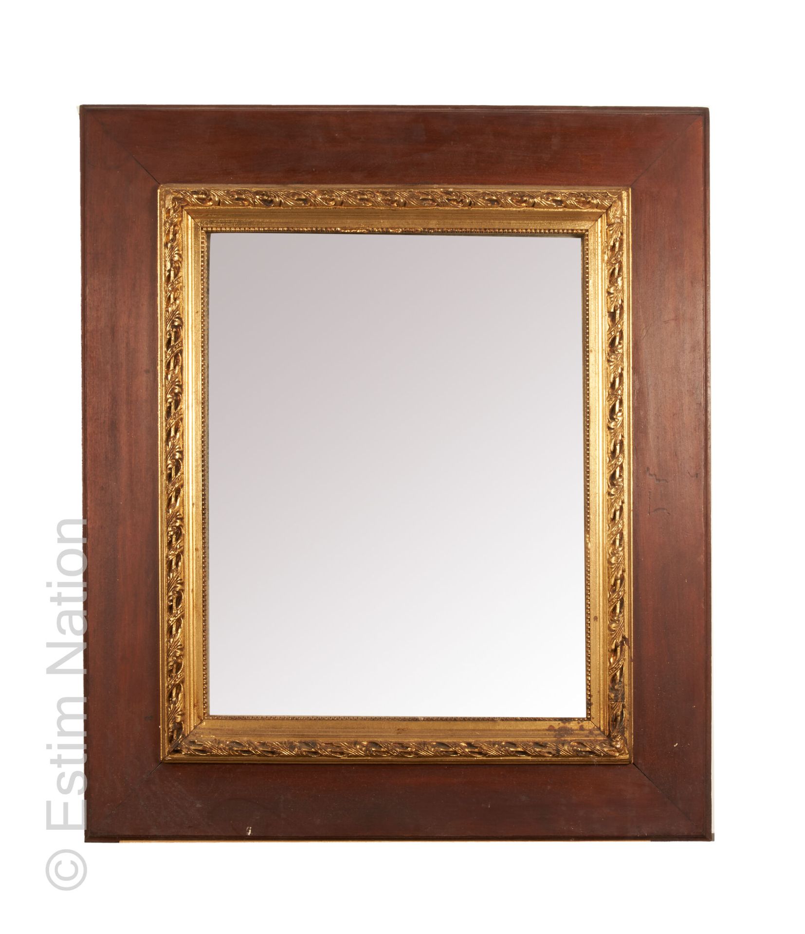 ARTS DECORATIFS - MIROIRS 一面胡桃木和木质框架的镜子，镶有镀金的浆料，并装饰有叶状花环和珍珠楣。

20世纪

高度：75厘米 - 宽&hellip;