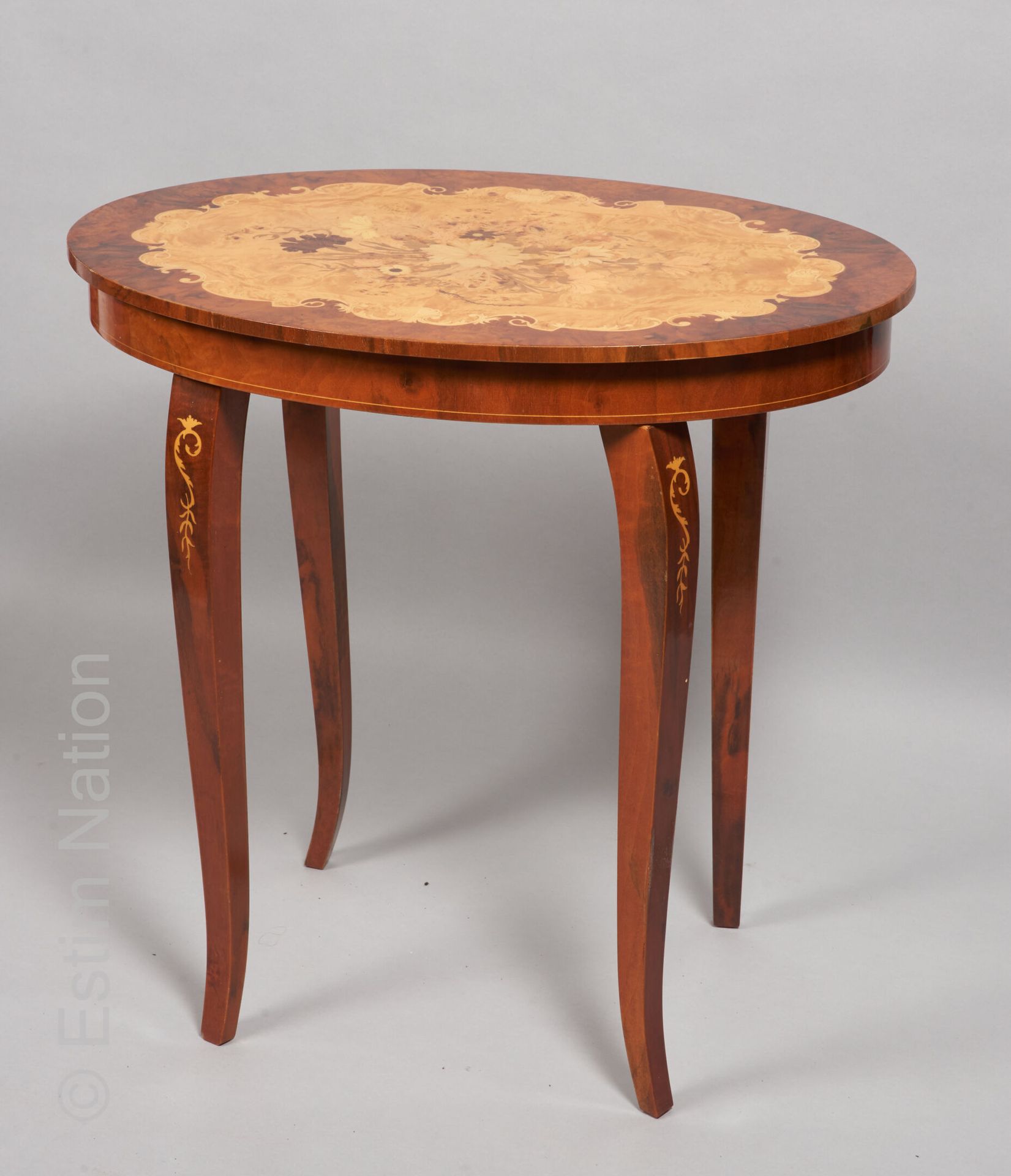 Arts décoratifs du XXe siècle Petite table à musique en bois de plaquage, le pla&hellip;