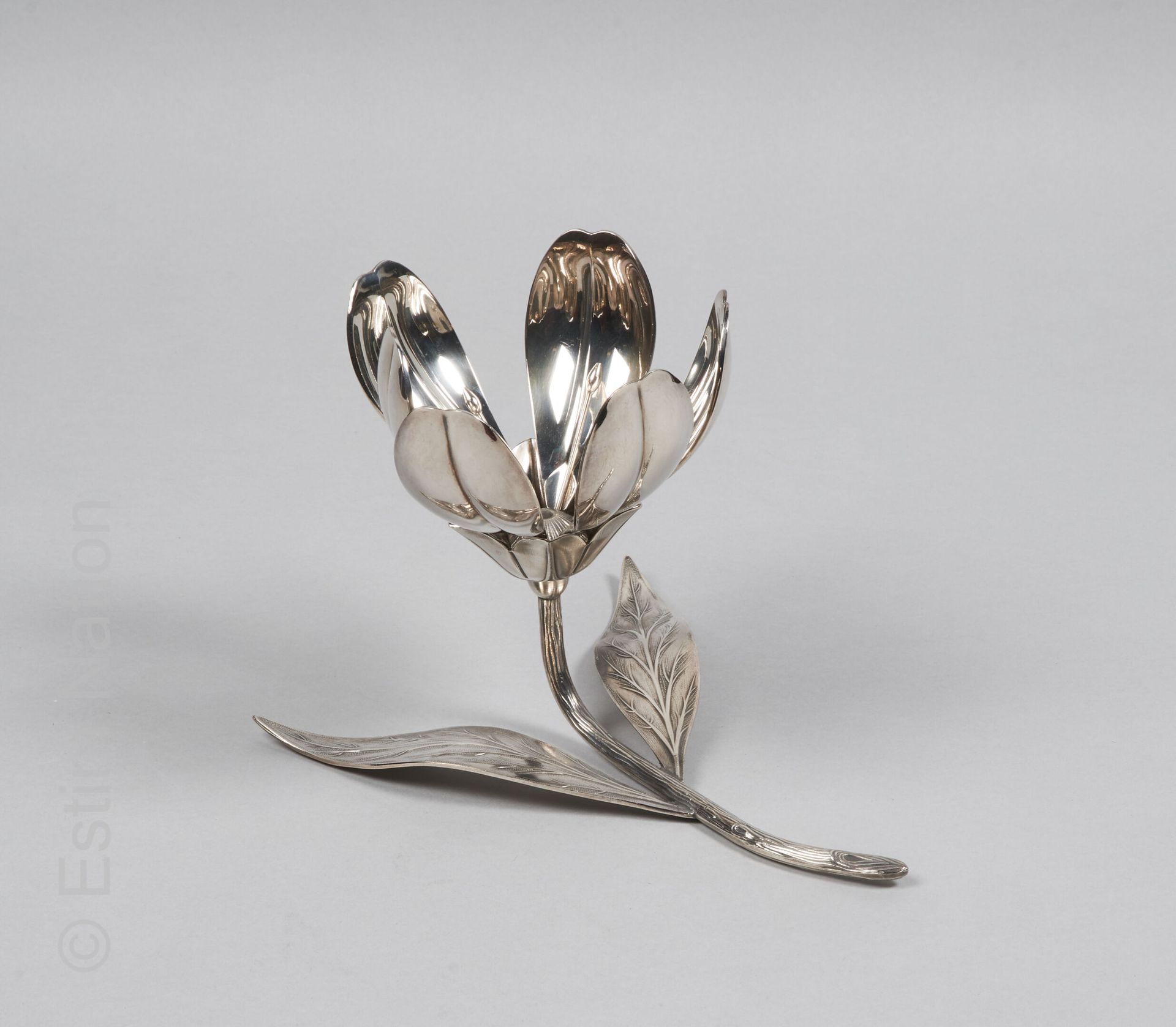 MÉTAL ARGENTÉ Élément de surtout de table en métal argenté simulant une fleur do&hellip;