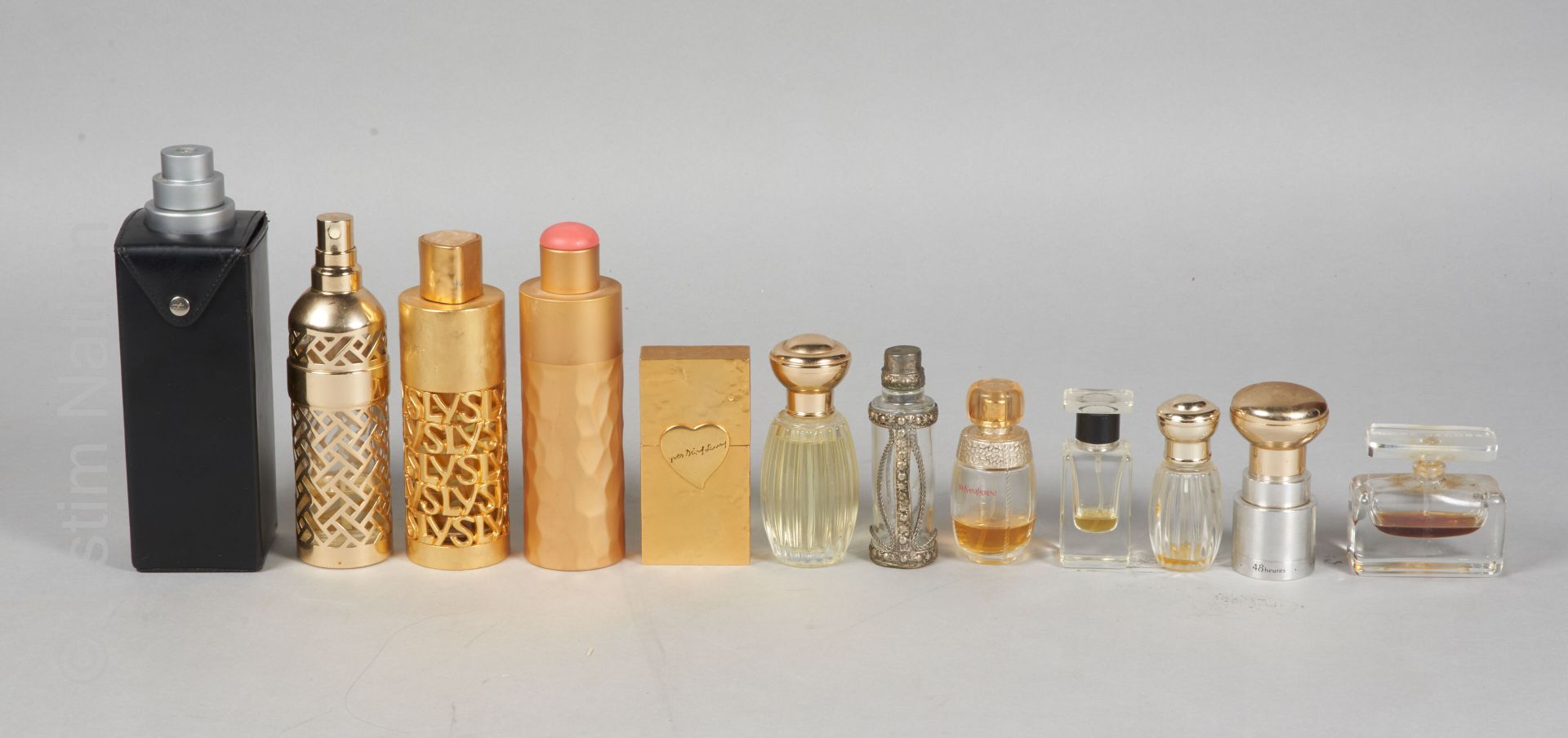 PARFUMS - YVES SAINT LAURENT - GUERLAIN - DIVERS 空的或已打开的香水瓶的重聚，包括 :



Yves Sain&hellip;