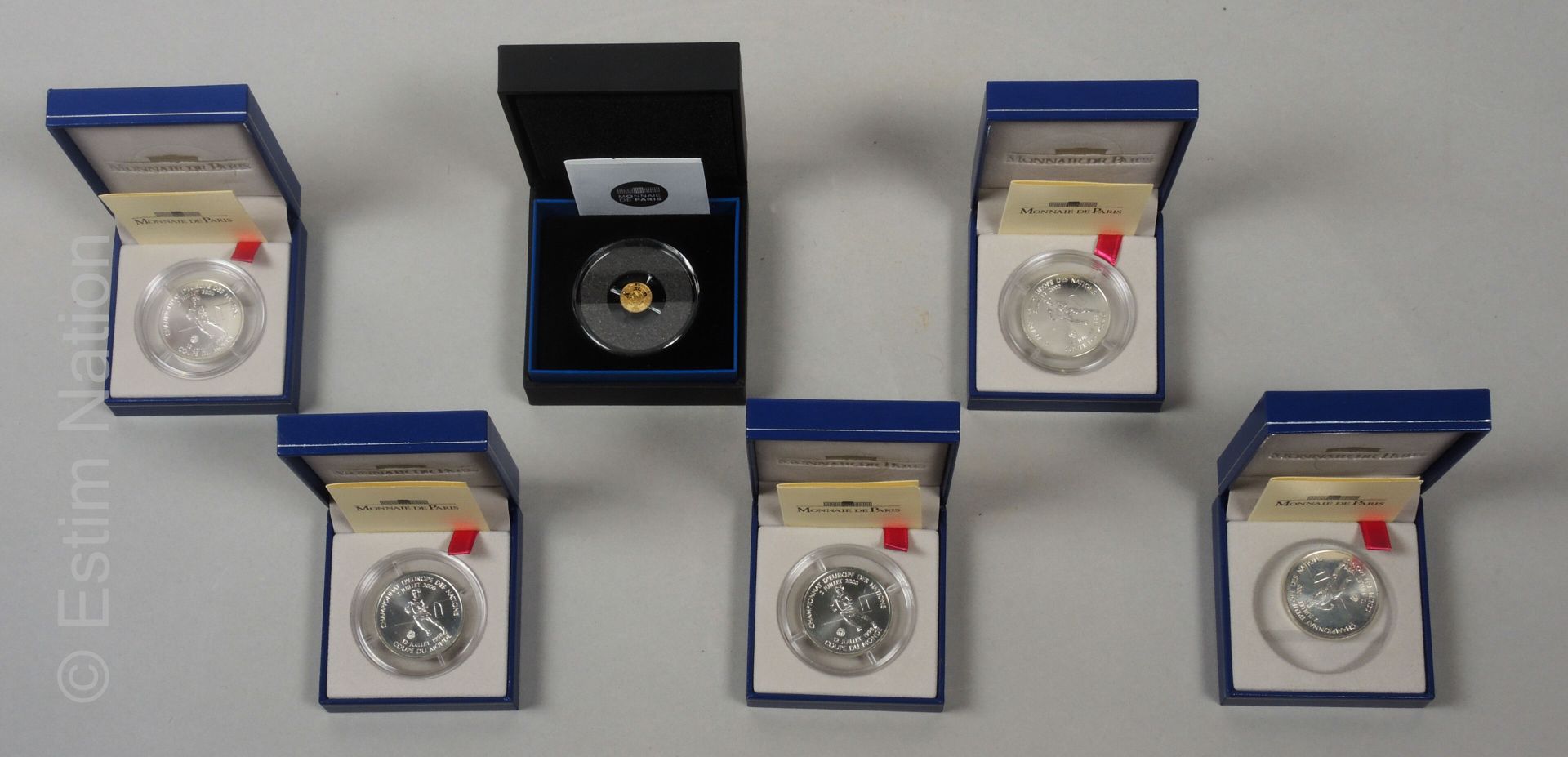 Monnaie de Paris 巴黎蒙内出版社



- 收藏足球，双料1998-2000

90万分之一银质1法郎硬币套装。

总毛重：65克

直径：3厘&hellip;