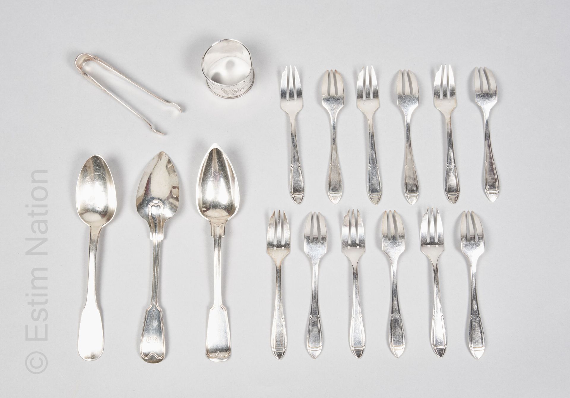 ARGENTERIE - 桌子上的勺子，银色的95万分之一的模型，带有铲子的图案。

长度 : 20,5 cm - 重量 : 60,4 g

磨损和撕裂



&hellip;