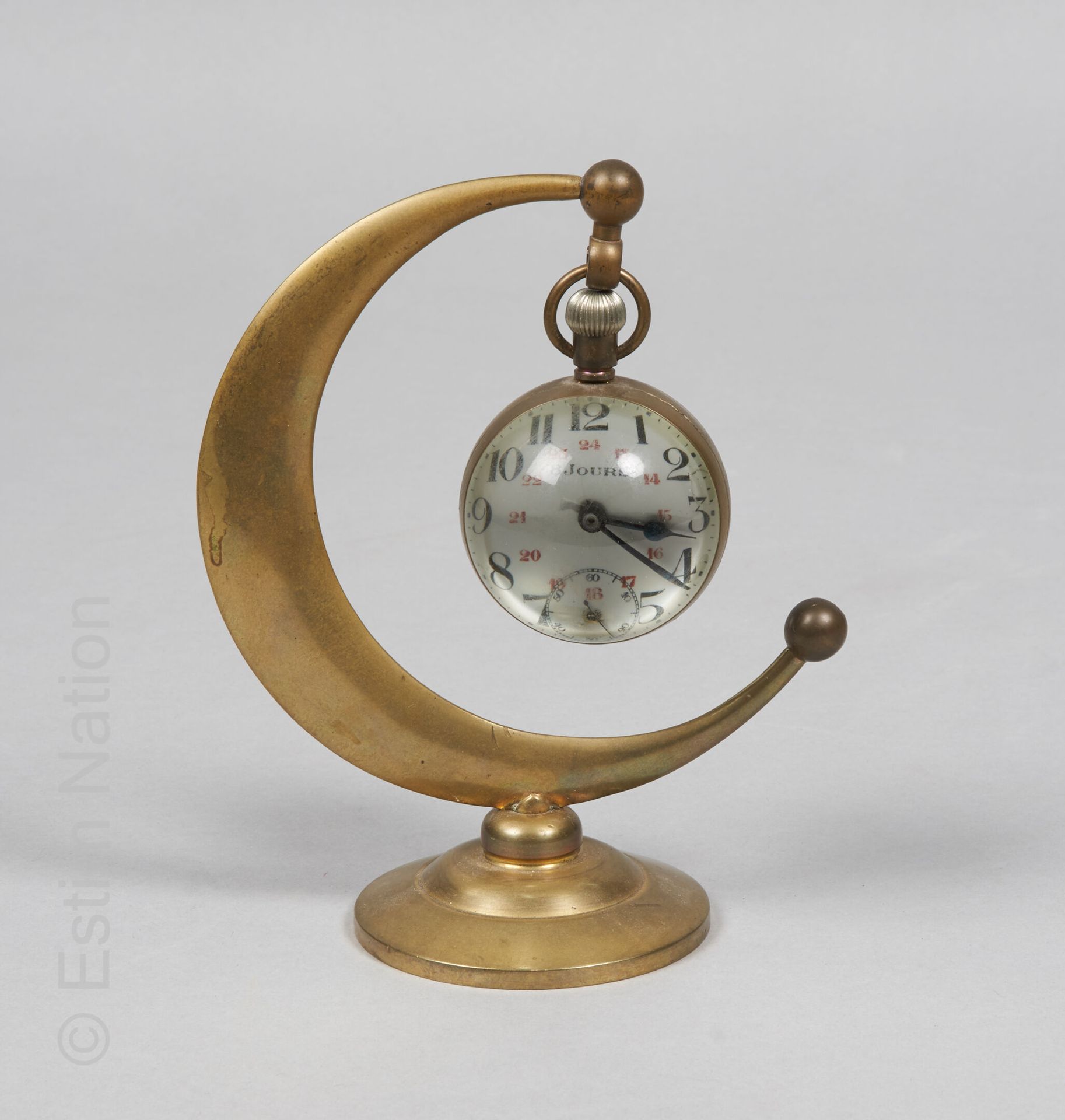 HORLOGERIE Petite pendulette de bureau en laiton, de forme globulaire, le cadran&hellip;