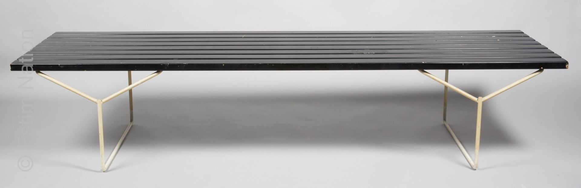 DESIGN - BERTIOA 哈利-贝尔蒂奥(1915-1978)



400 YC型长椅，座椅为黑色漆面木质八条板条，Y型底座为乳白色漆面金属。

约1&hellip;