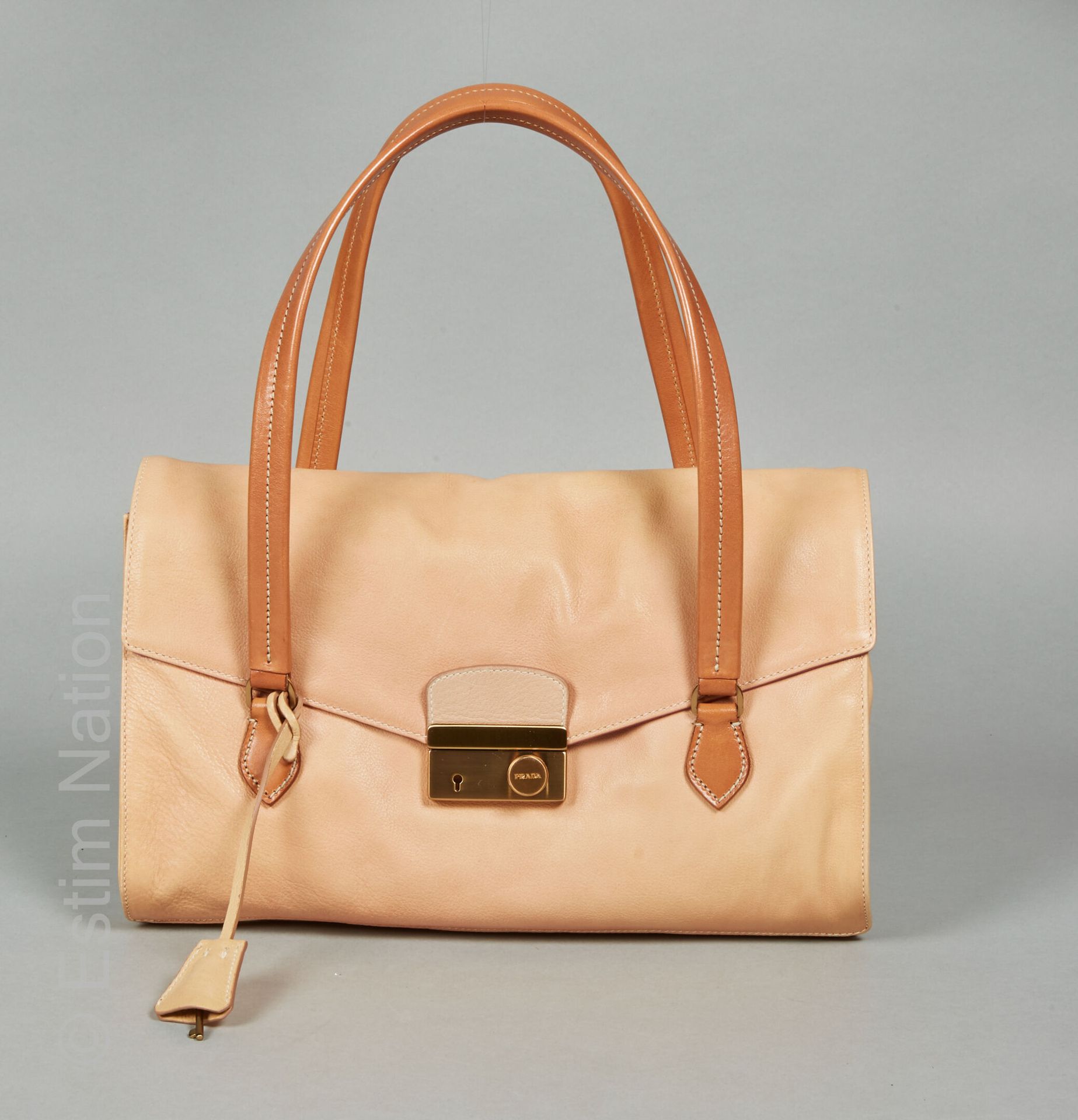 PRADA (2004) SAC à rabat en cuir agneau beige rosé, intérieur rose à deux souffl&hellip;