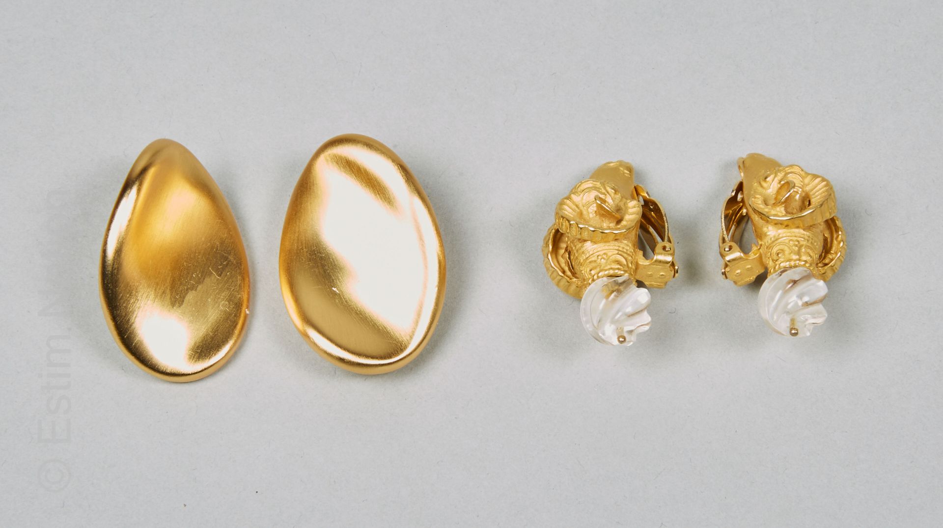 JADED, ANONYME DEUX PAIRES DE CLIPS D'OREILLES en métal doré : la première à déc&hellip;