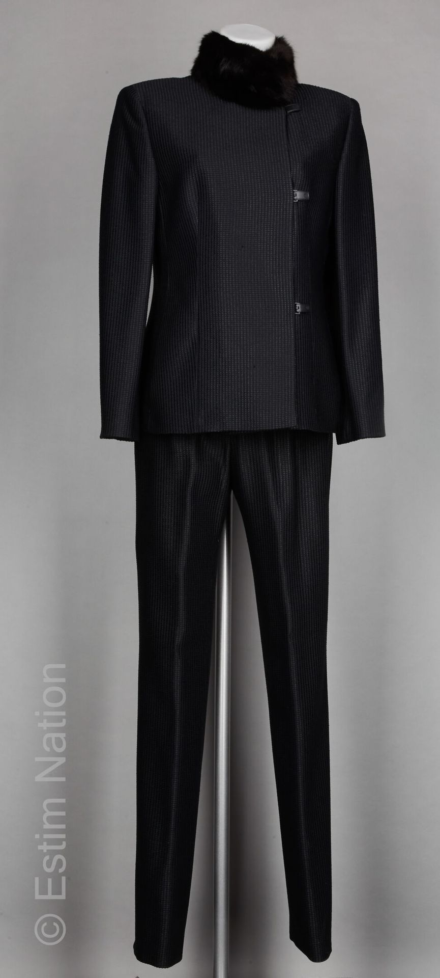 GIANNI VERSACE ENSEMBLE en laine et rayon tissé noir : veste agrémentée d'un col&hellip;