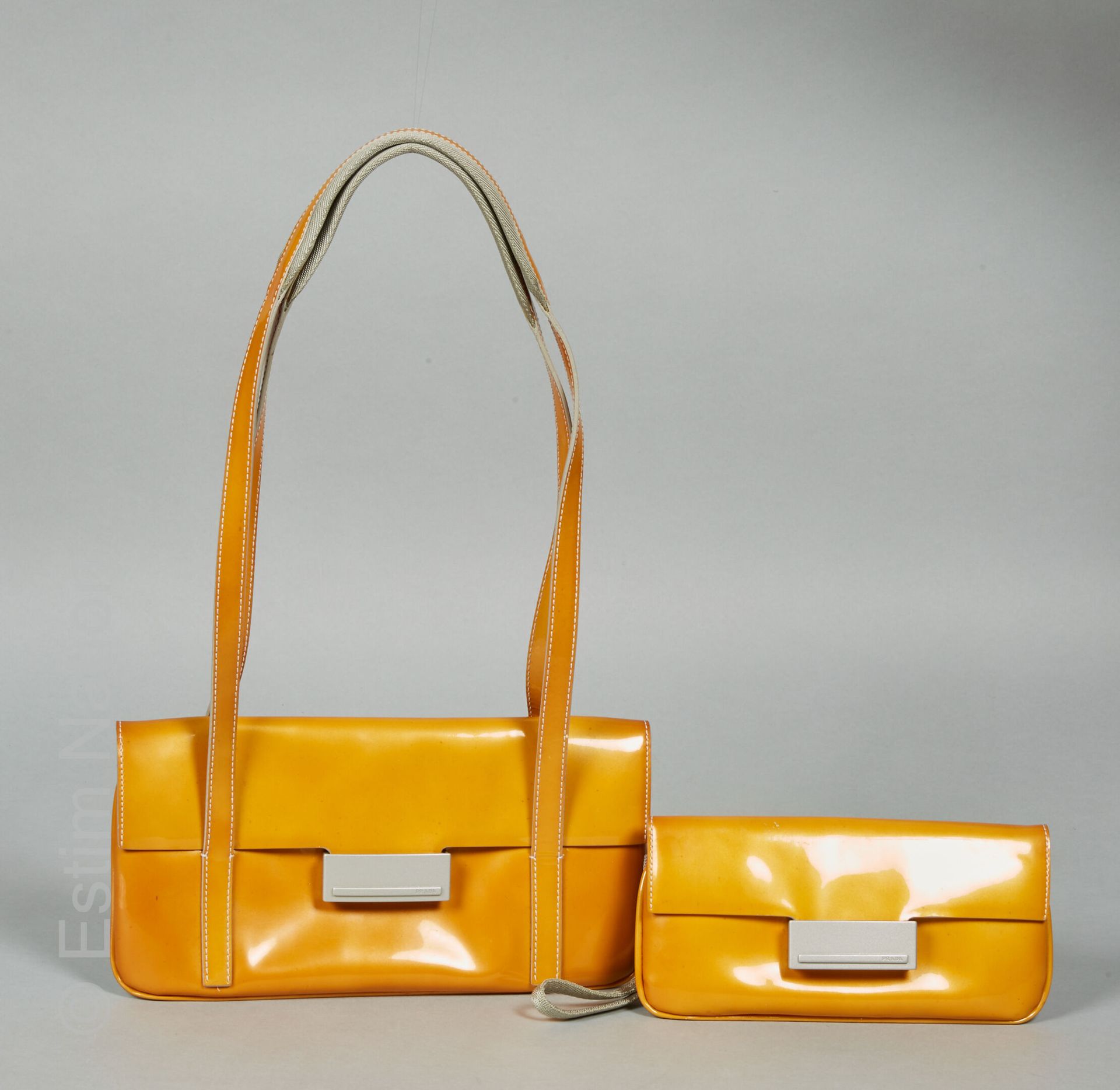 PRADA (2000) SET comprenant un petit sac à rabat (14 x 27 cm) et une pochette (1&hellip;