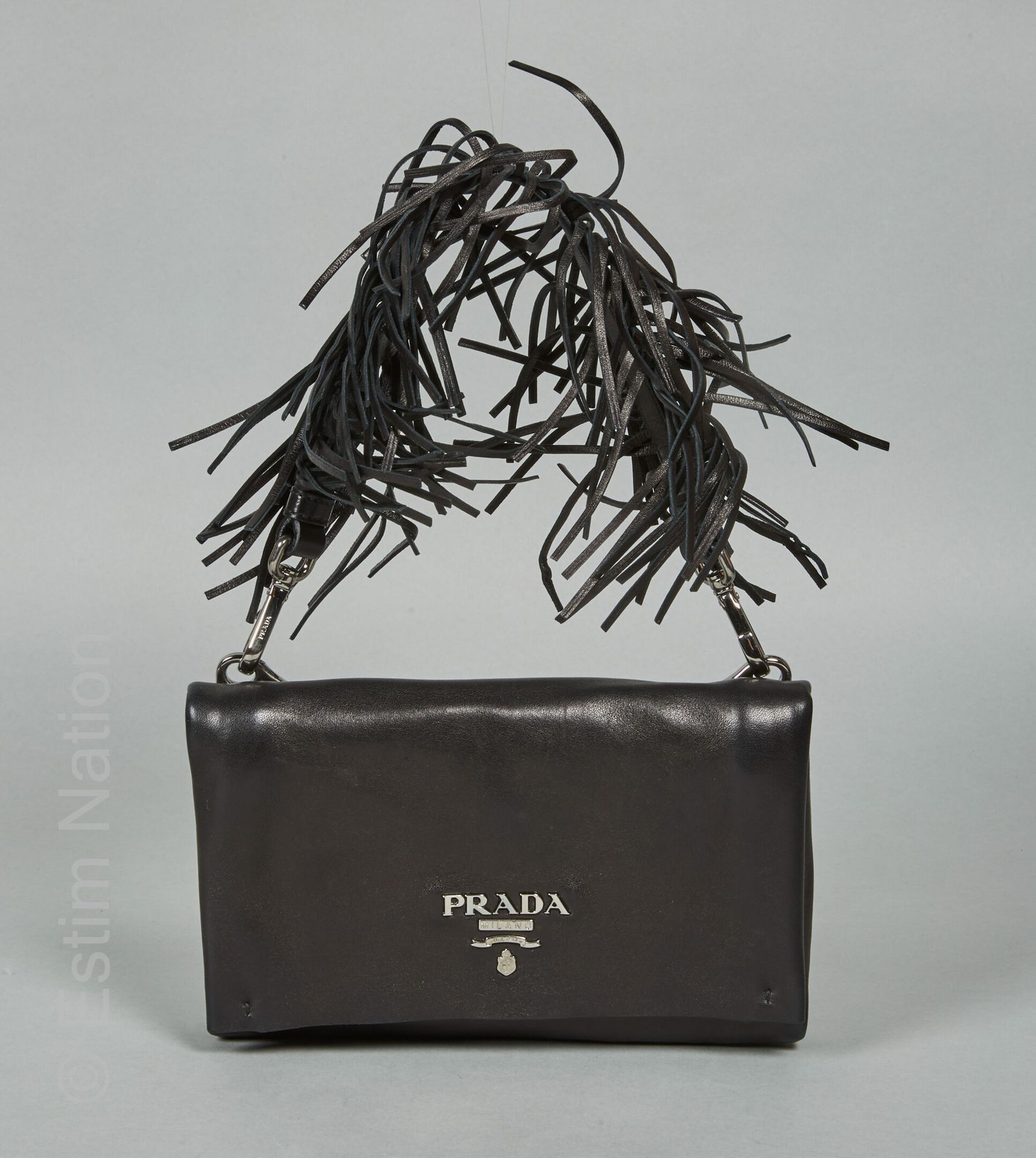 PRADA (2007) PETIT SAC à rabat en cuir agneau noir, poignée frangée (papiers, ce&hellip;