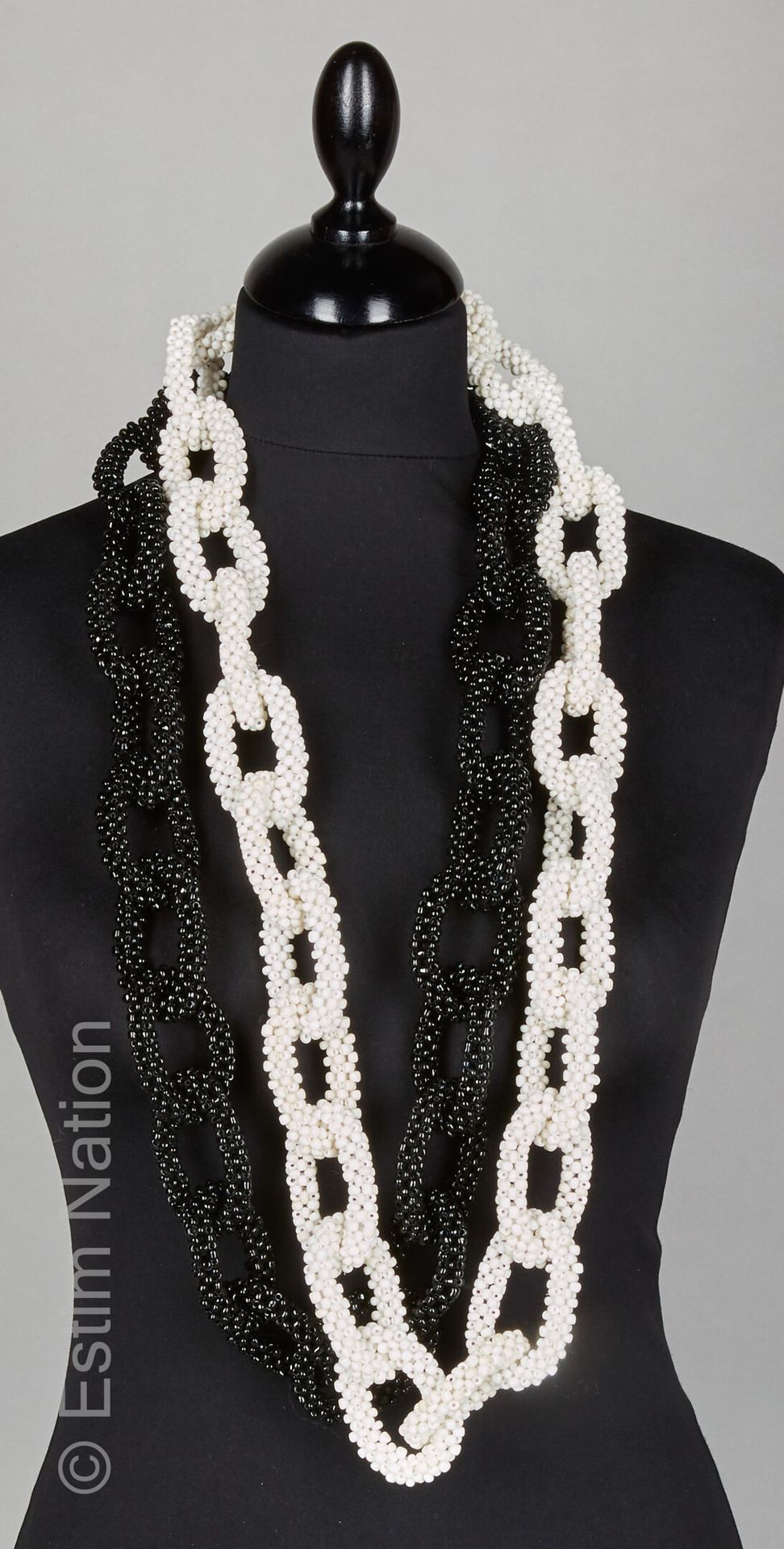 APPARTEMENT à LOUER DEUX SAUTOIRS composés de perles en verre noires et blanches&hellip;