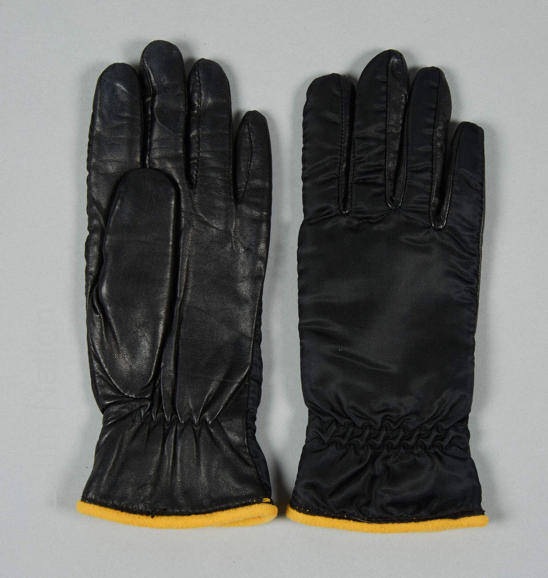 GRANDOE PAIRE DE GANTS fourrés en nylon et cuir noir bordés jaune (T M)