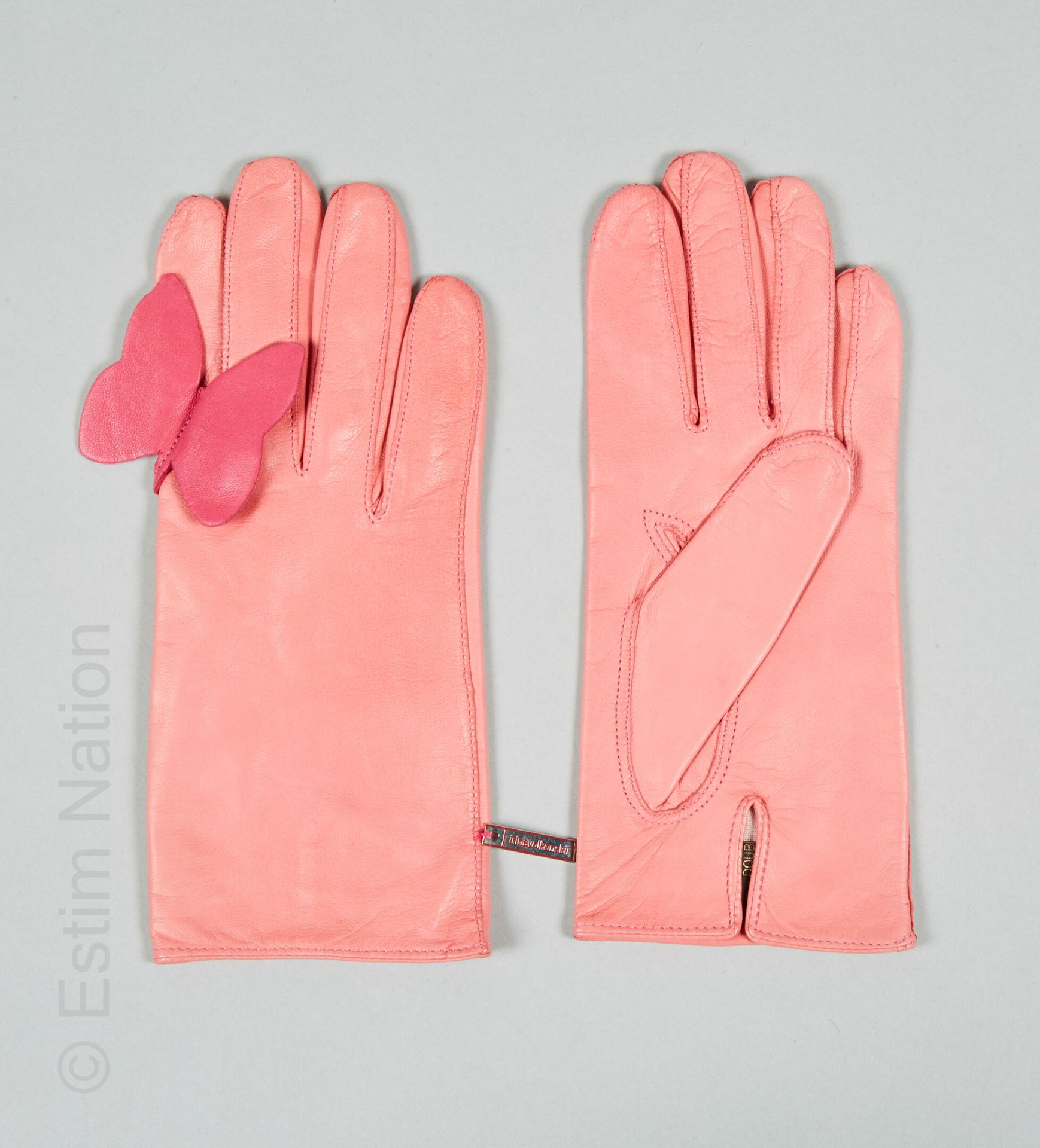 Irina VOLKONSKII PAIRE DE GANTS en cuir agneau rose ornée d'un papillon (T 7,5)