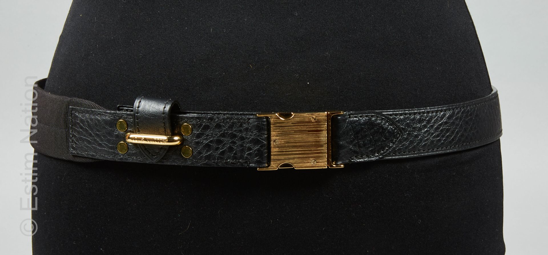 LOUIS VUITTON CEINTURE réglable en cuir grainé et sangles noirs, fermoir cartabl&hellip;