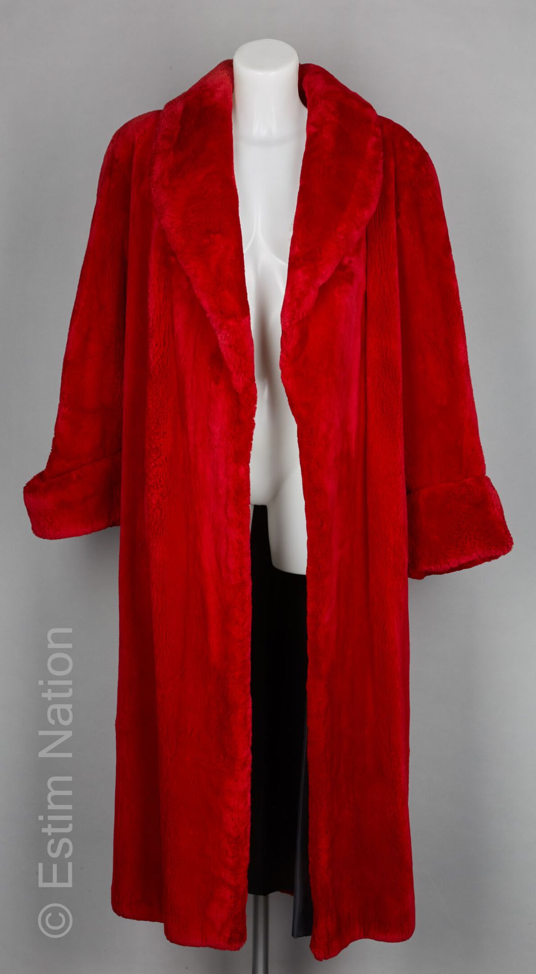 BILL BLASS, CIRCA 1980/85 LONG MANTEAU en castor rasé rouge, deux poches, doublu&hellip;