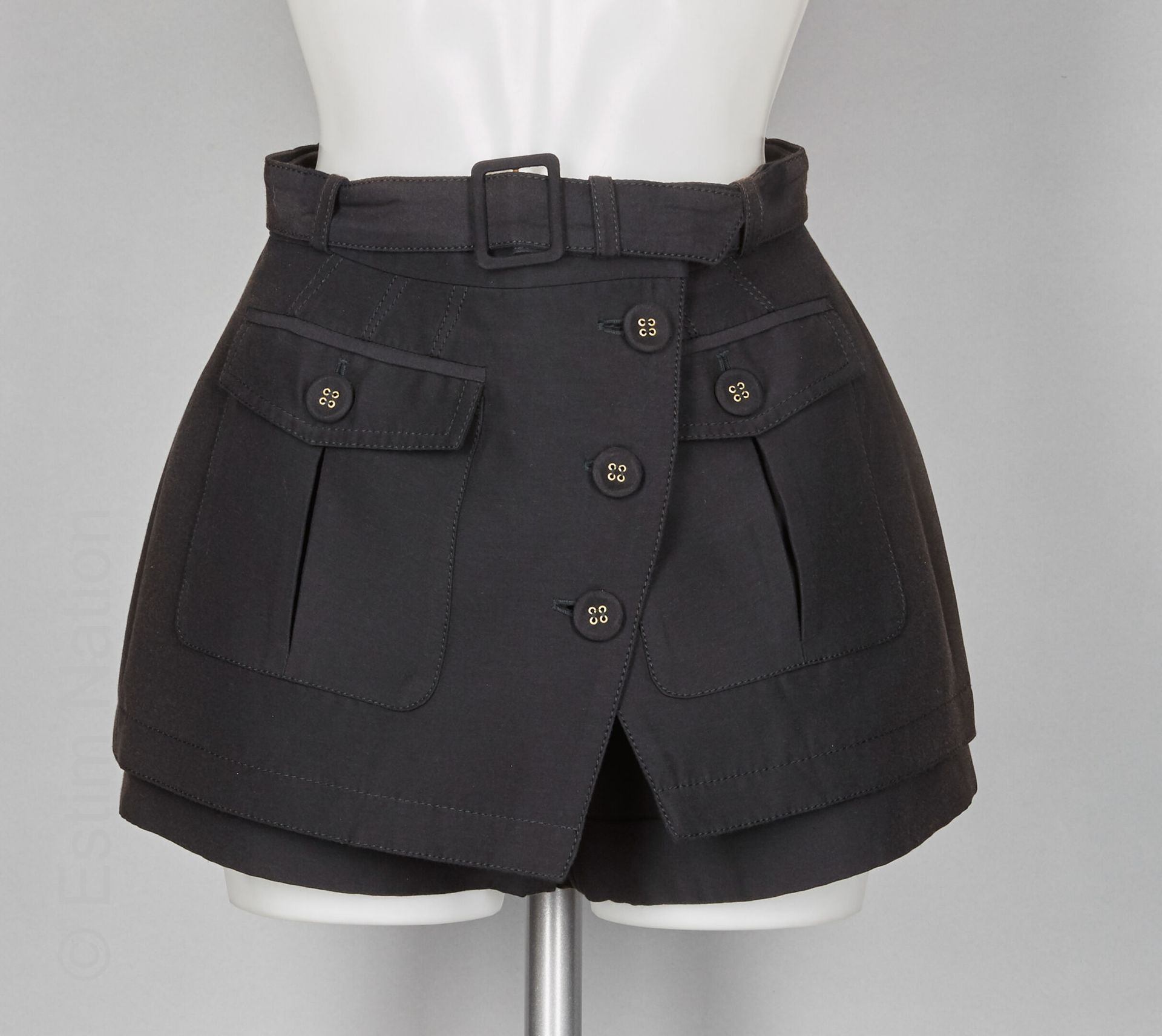 BALENCIAGA PAR NICOLAS GHESQUIERE (2007) MINI SHORT en coton et soie noir agréme&hellip;