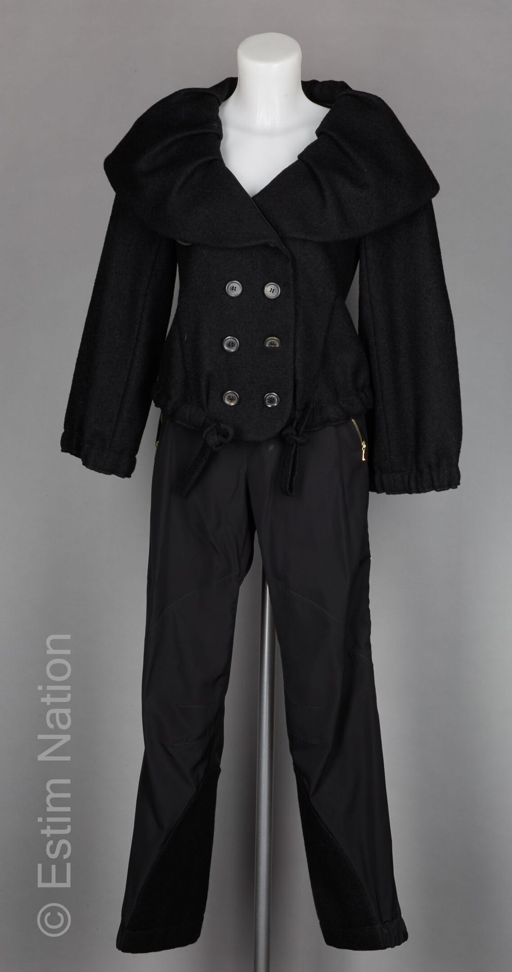 LOUIS VUITTON ENSEMBLE comprenant une veste en laine et mohair noir, important c&hellip;