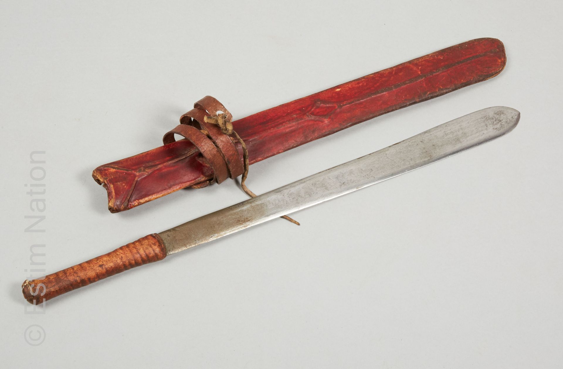COUTEAU MASSAI Couteau glaive Massaï. 

Poignée en bois et fourreau avec suspent&hellip;