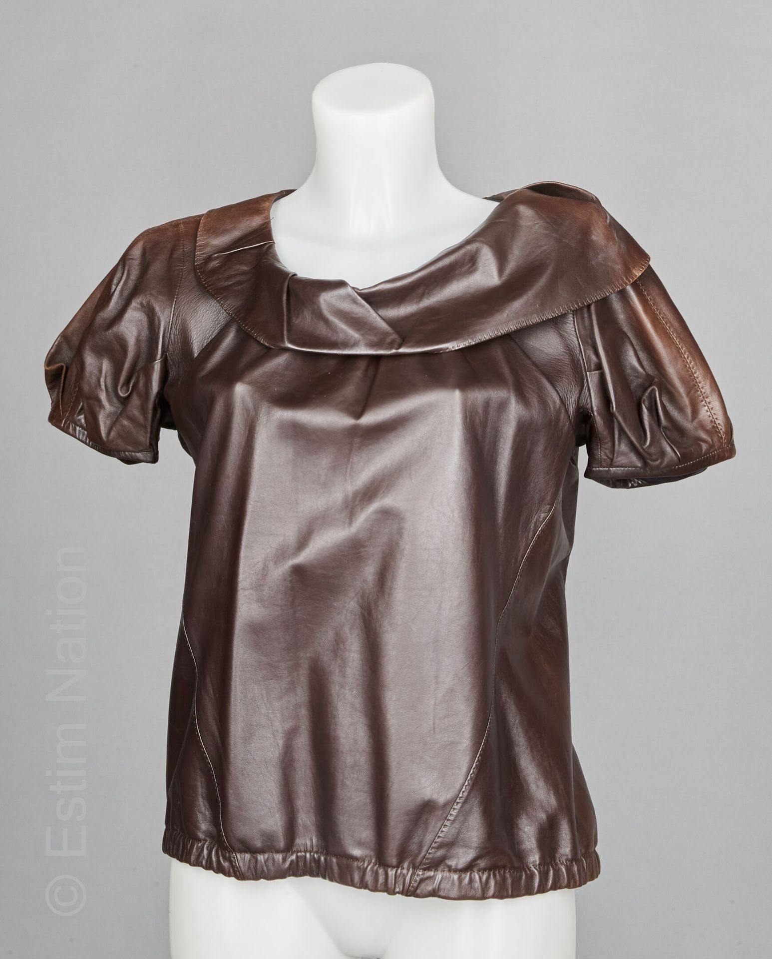 LOUIS VUITTON (MANQUE GRIFFE) TOP en agneau plongé chocolat surpiqué, pressions,&hellip;