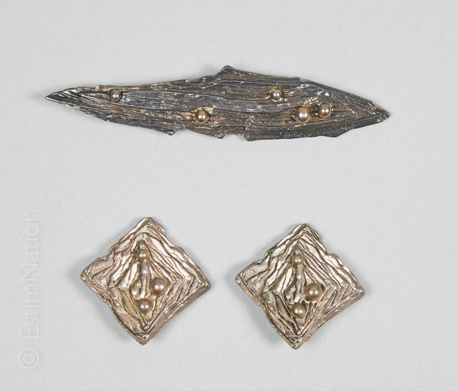 SIDNEY CARRON PARURE en métal travaillé figurant un motif minéral, broche et pai&hellip;