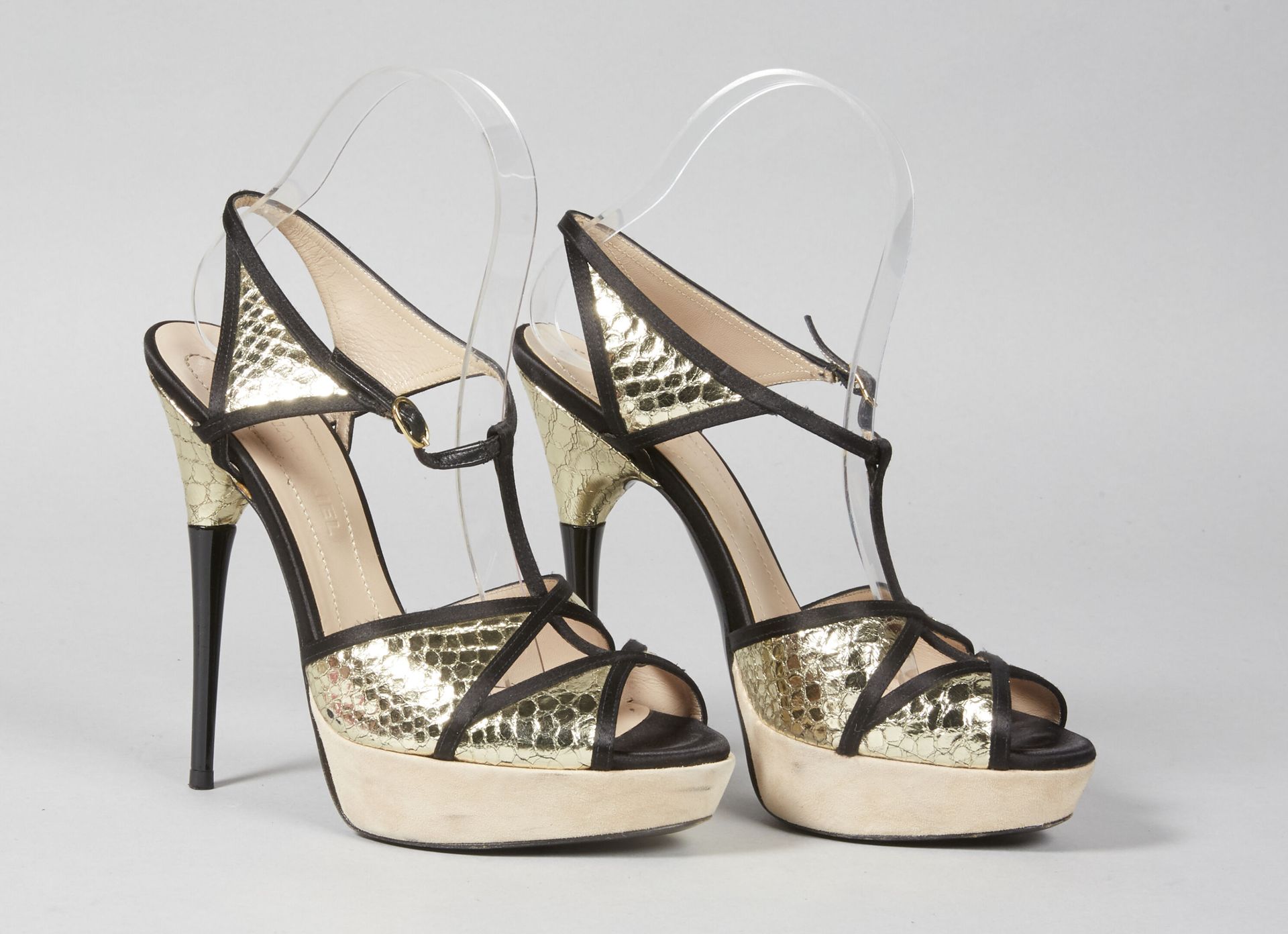 Sonia RYKIEL PAIRE DE SANDALES à plateformes en cuir satin et python doré (P 37)&hellip;