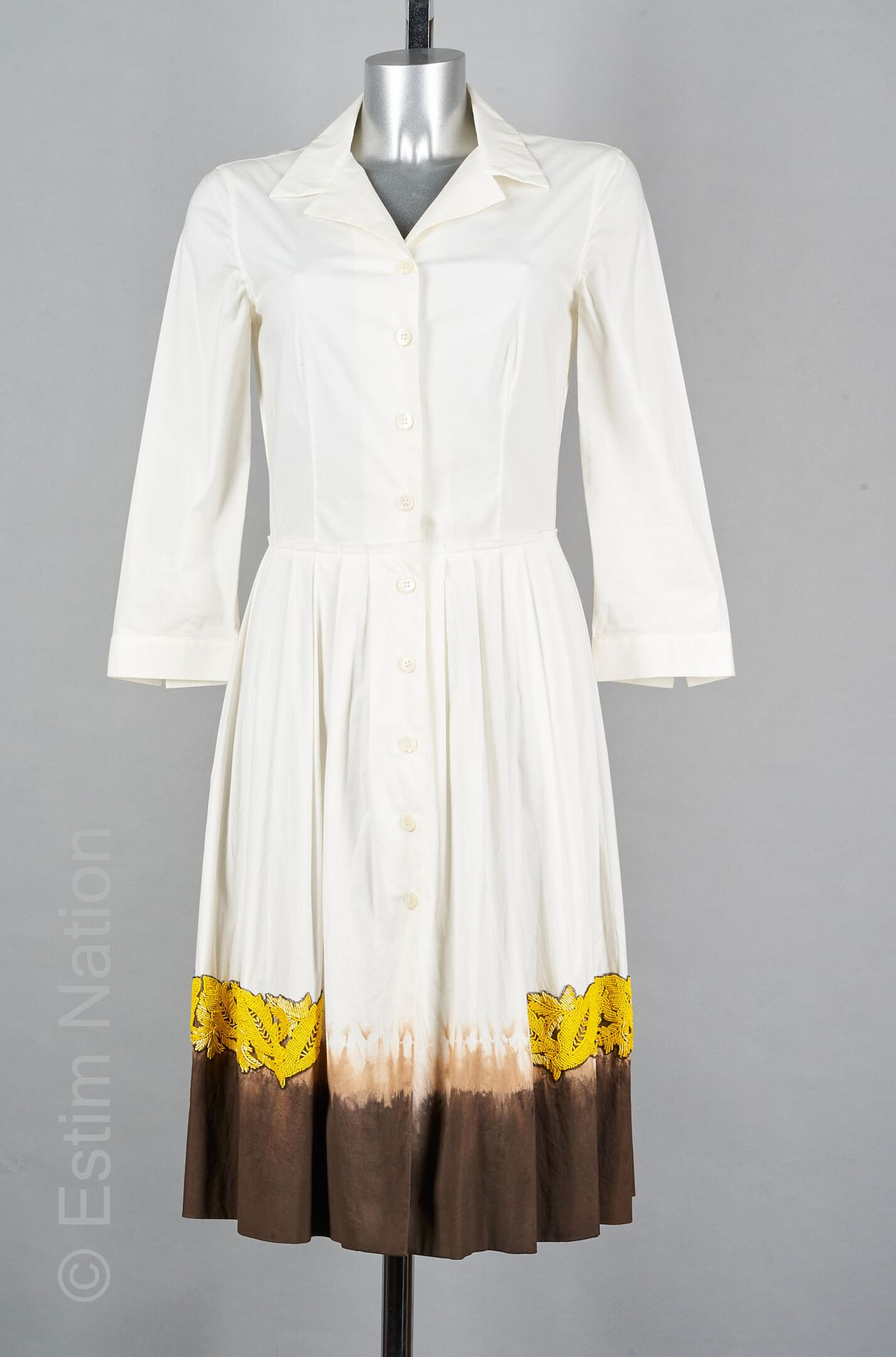 PRADA (COLLECTION PRINTEMPS ETE 2004) 米白色棉质连衣裙，百褶裙在下摆处印有巧克力扎染，并绣有鱼网、长棍珠和黄色珍珠（S 4&hellip;