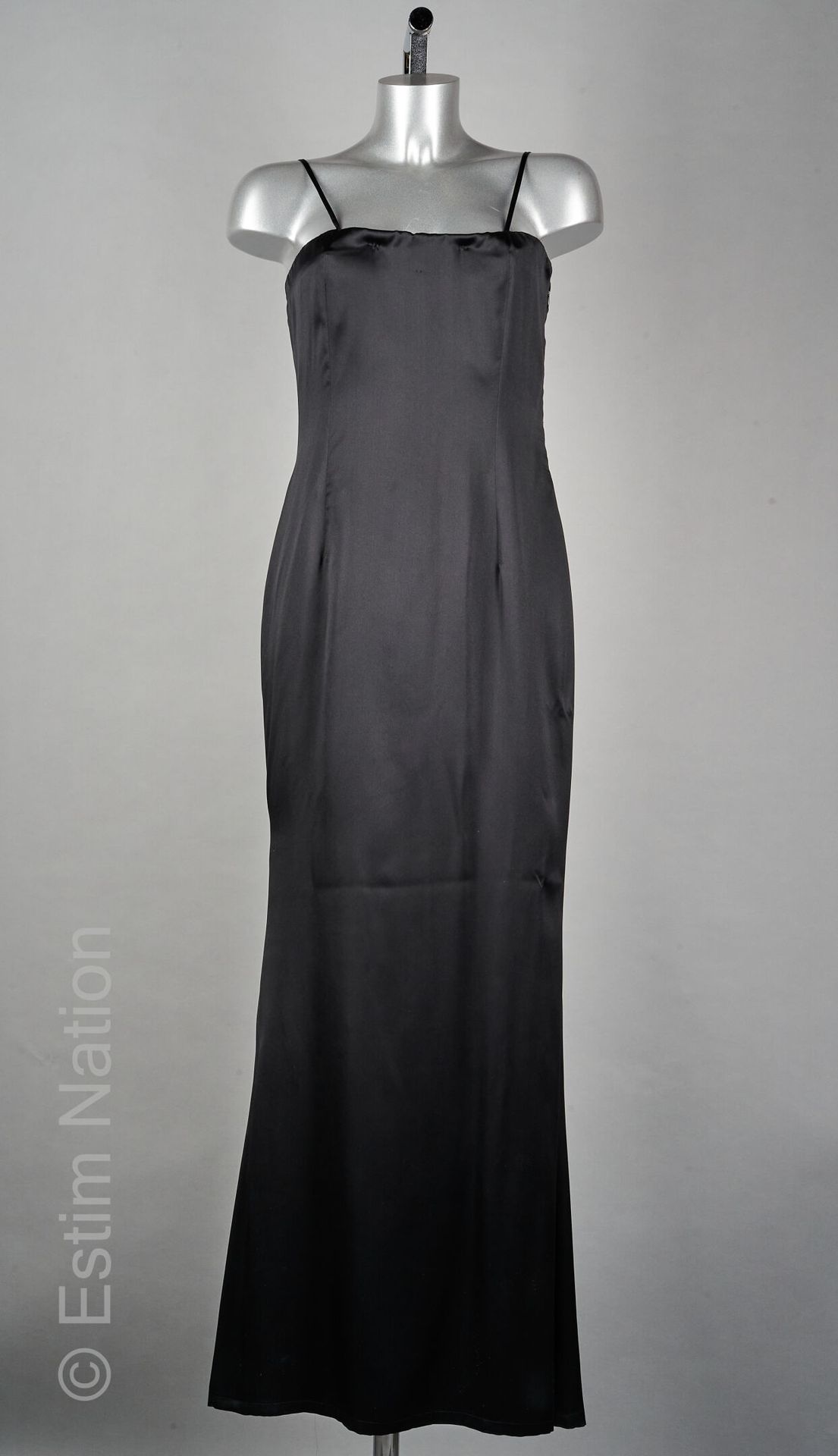 Christian DIOR par john Galliano 黑色丝缎长裙，带子（领口处有小的修改缝，小的痕迹）（约T M）