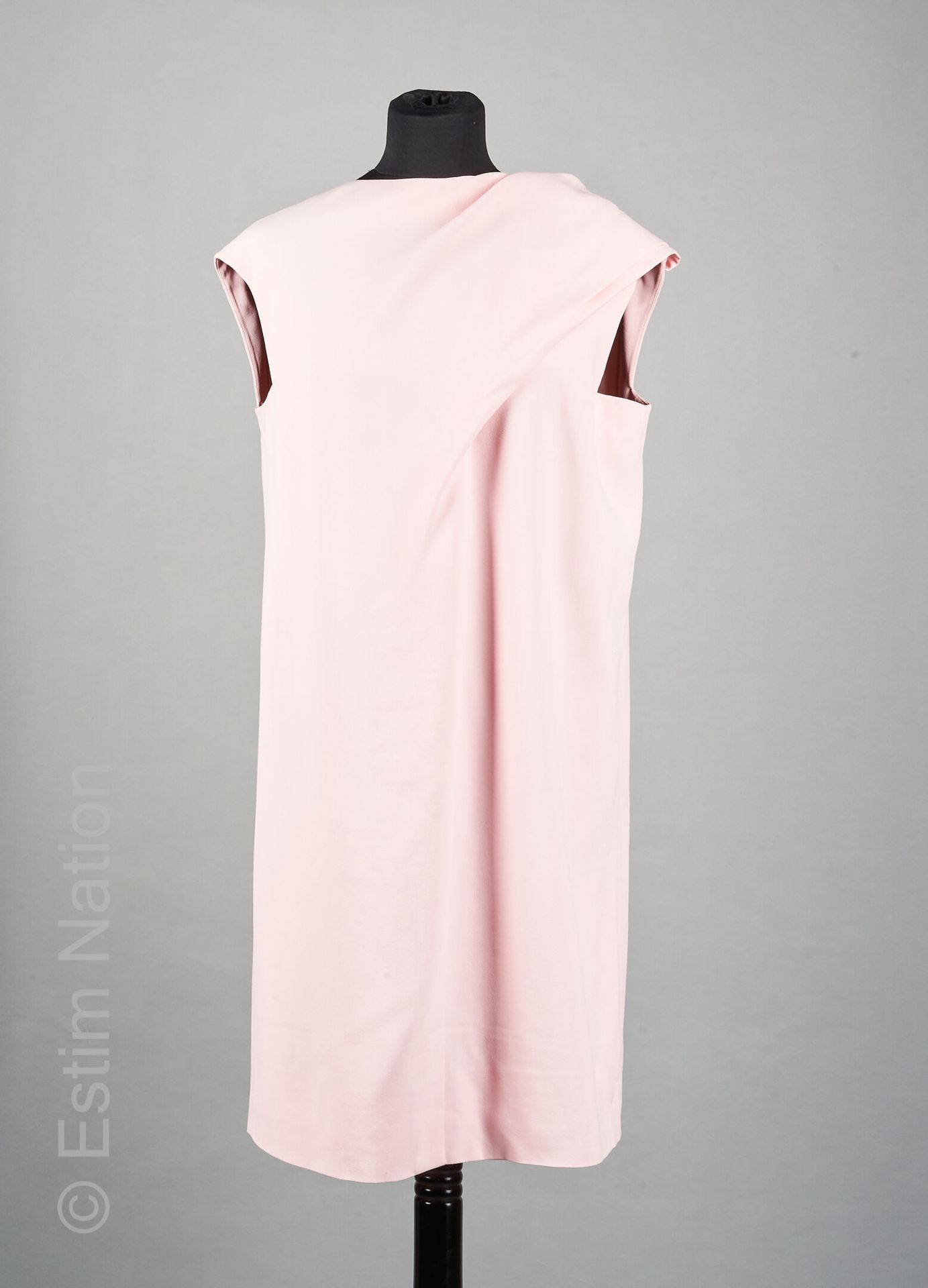BALENCIAGA PAR ALEXANDER WANG (2013) 淡粉色醋酸纤维和人造丝绉绸连衣裙，有三孔效果，左肩有折叠襟（S 38）（领口处发黄，有&hellip;