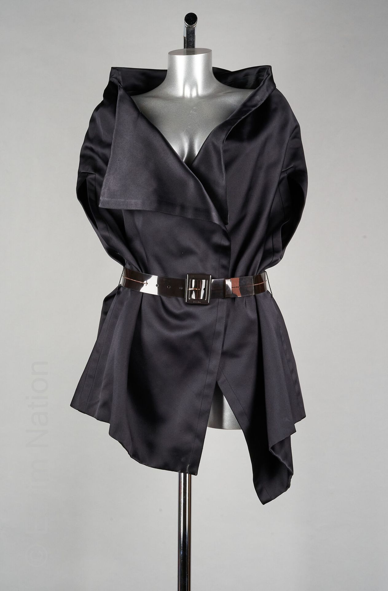 PRADA (MANQUE GRIFFE) 受和服启发的黑色丝缎晚装CAPE，带环（T U），烟熏PVC腰带（腰带已签）。