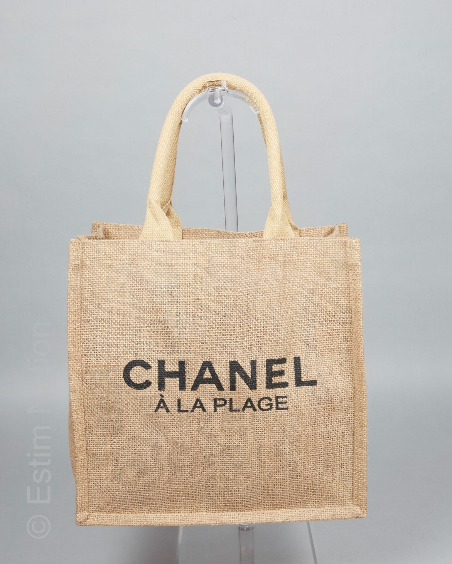 CHANEL (CADEAU VIP 2018) CABAS en ficelle plastifiée imprimé de l'inscription "C&hellip;