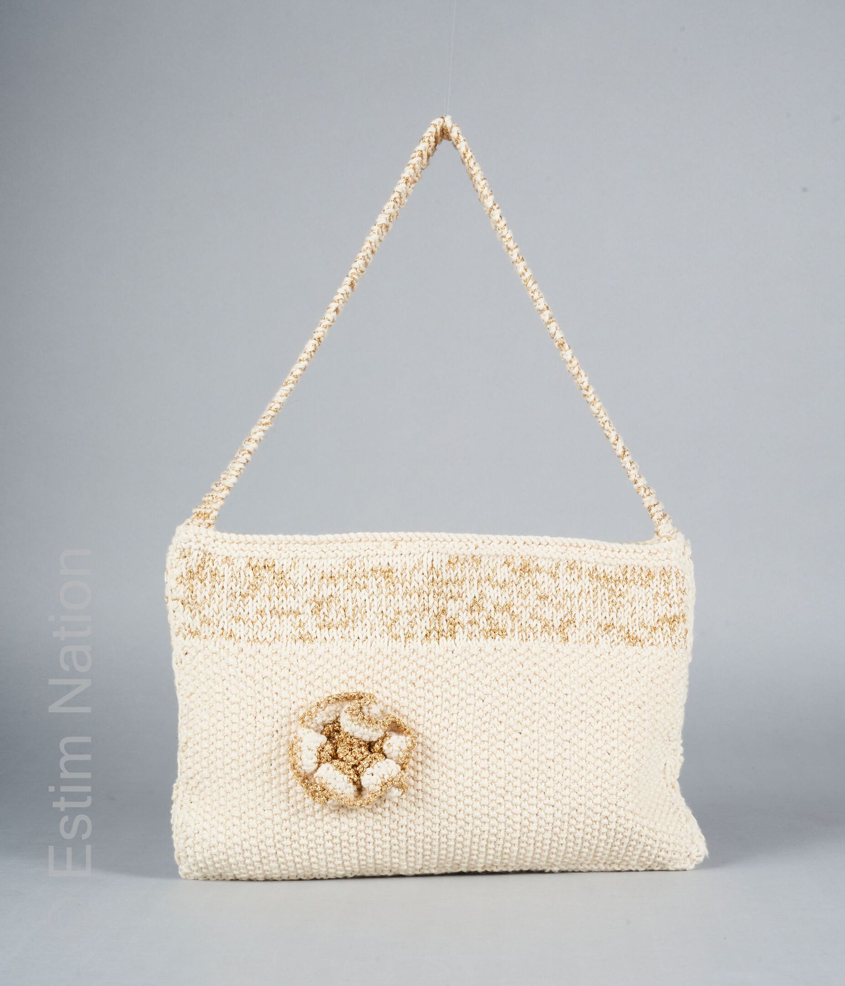 ANONYME SMALL BAG in off-white and gold knit with a roundel (18 x 29 cm)