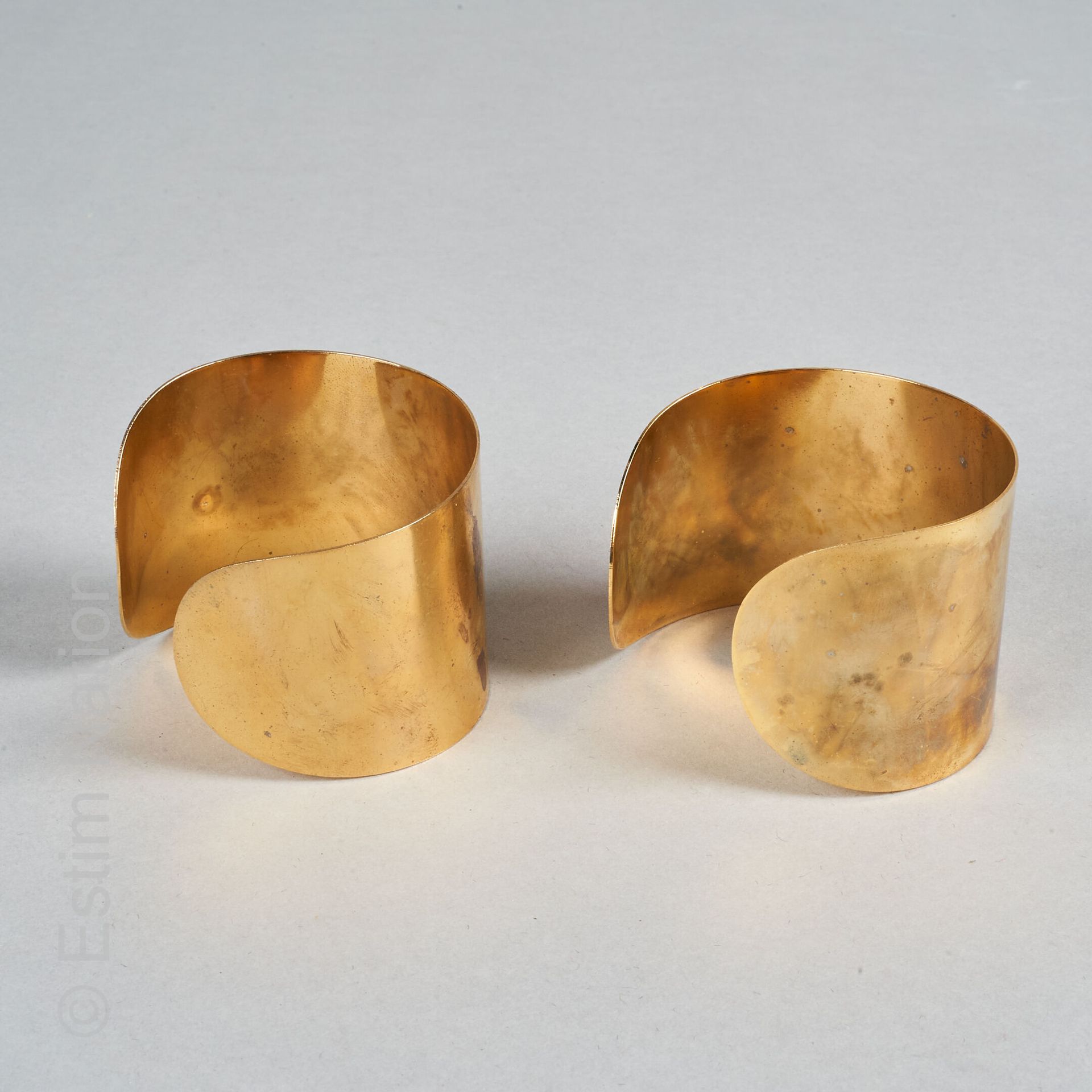 MANCHETTES CUIVRE Pair of copper cuff bracelets. 

Width: 4.5 cm 

(oxidations)