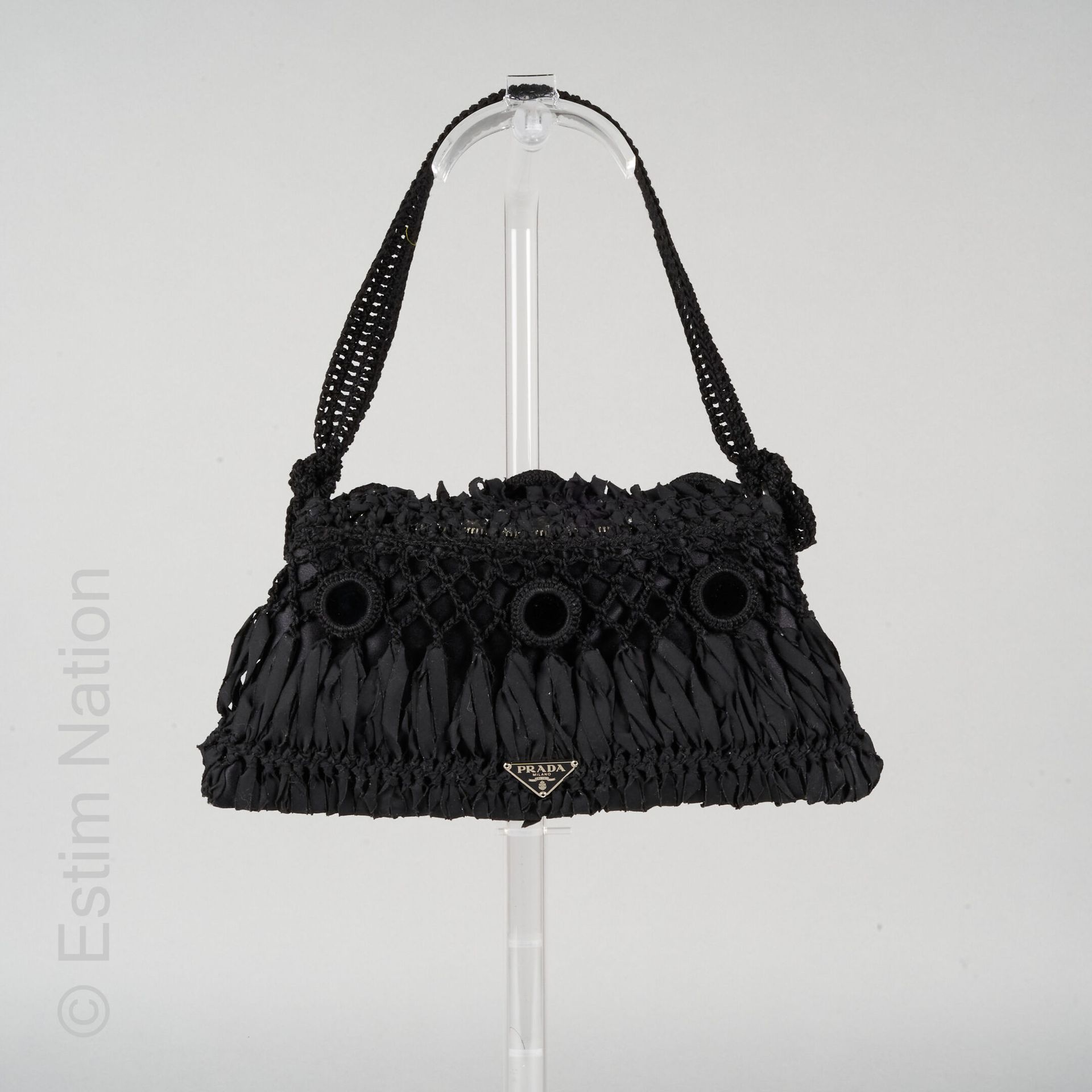 PRADA 黑色丝质绉绸晚装袋，上面覆盖着黑色树脂饰物、丝带和凸圆形宝石（14 x 26厘米）（近乎全新状态）。