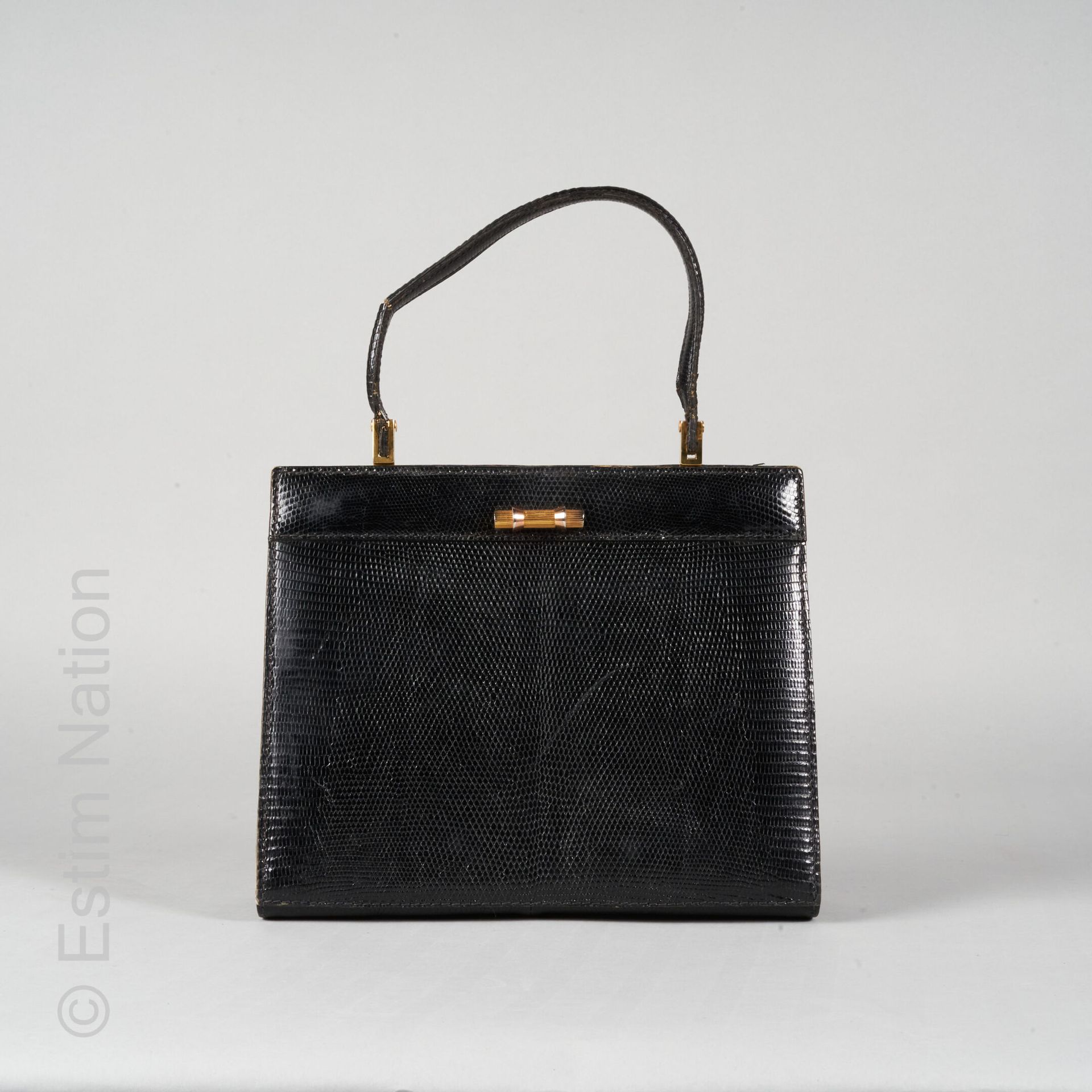ANONYME circa 1970 Trapeze bag in black glossy lizard with three gussets, clasp &hellip;