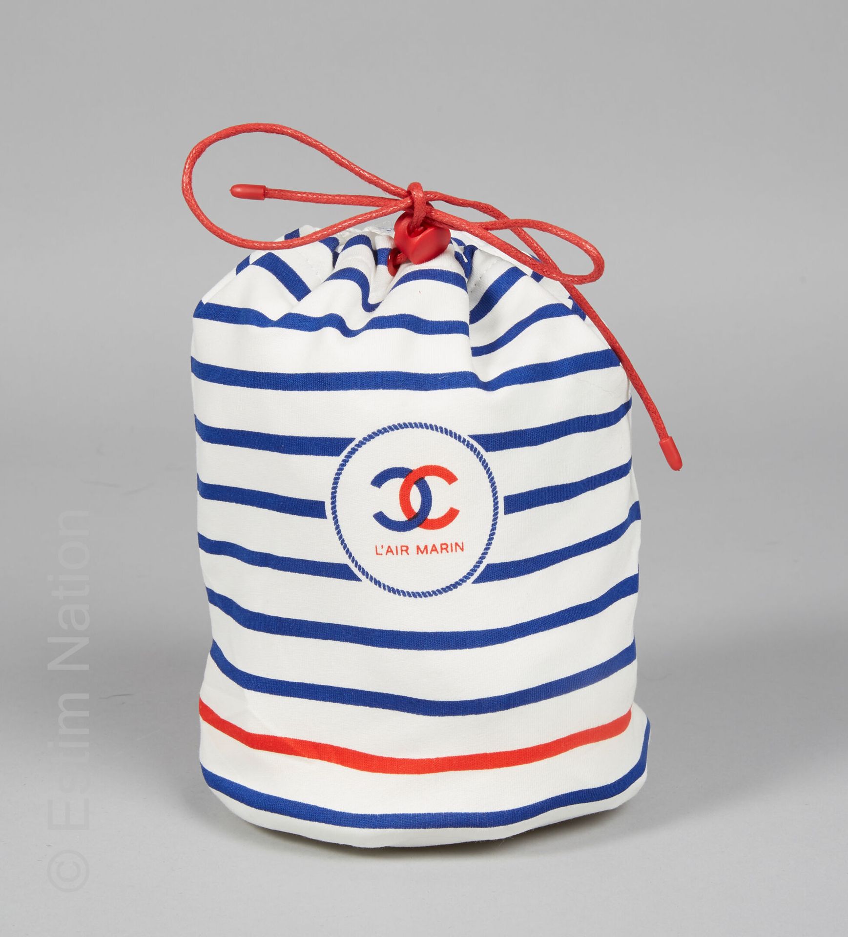 CHANEL Beauté 来自 "l'air marin "系列的白色棉质条纹水桶袋（17 x 13 x 13厘米）（全新状态，在其纸板箱中）。