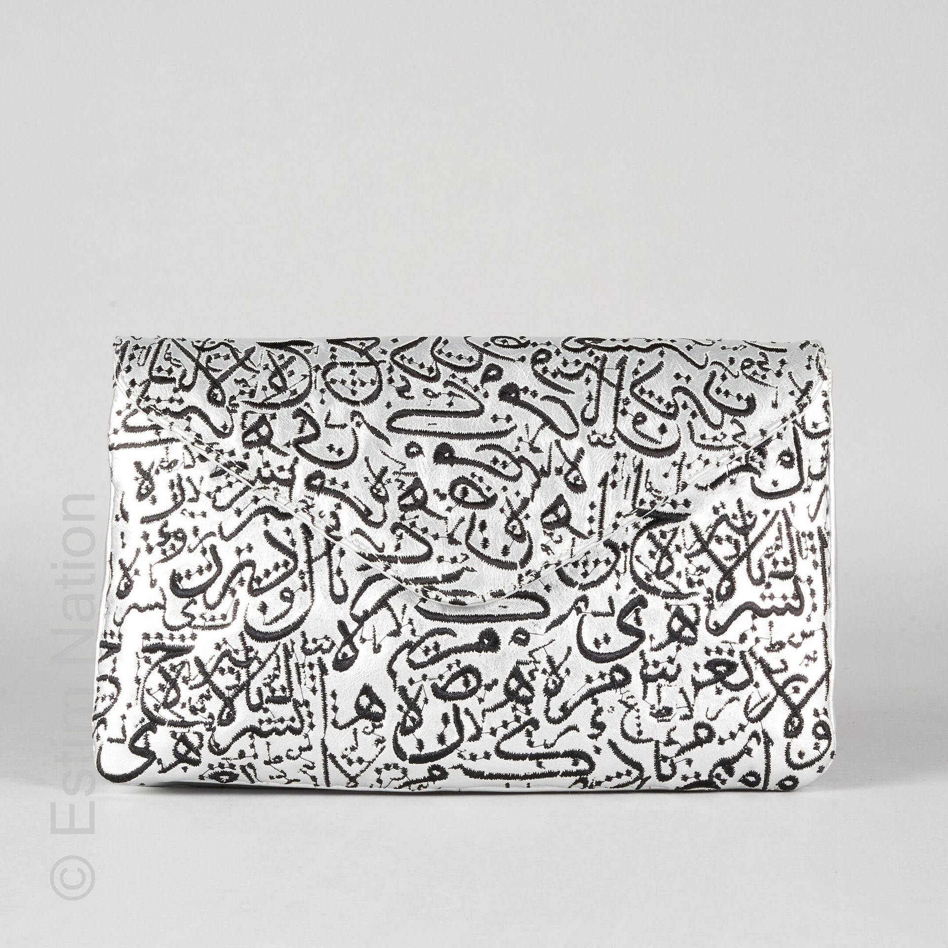 WAW DESIGN 银色皮革绣有阿拉伯文题字的两层口袋（20 x 30 x 5厘米）（如新）。